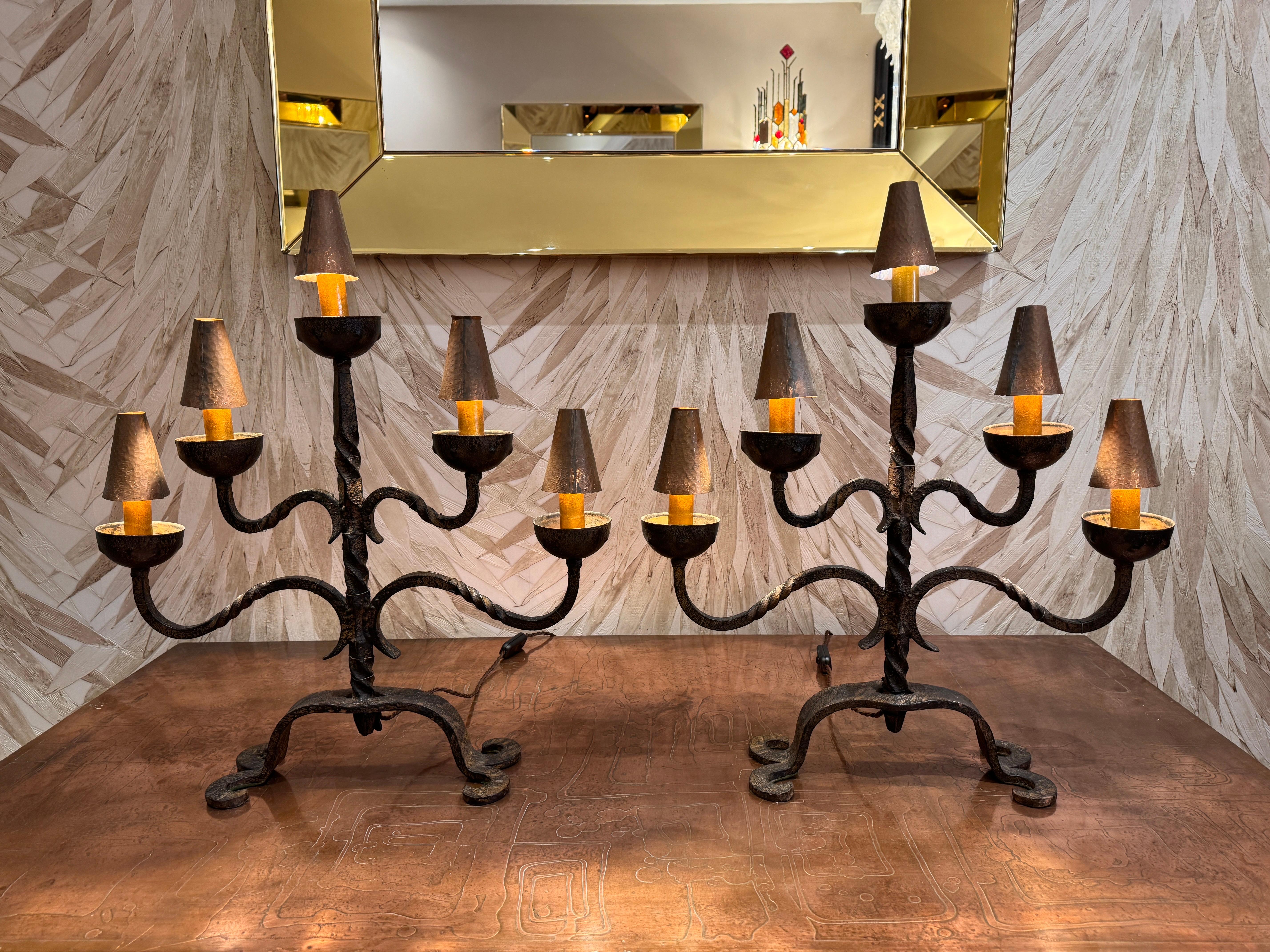 Un gran par de lámparas de mesa candelabro de hierro forjado con pantallas de cobre en Bueno estado para la venta en London, GB
