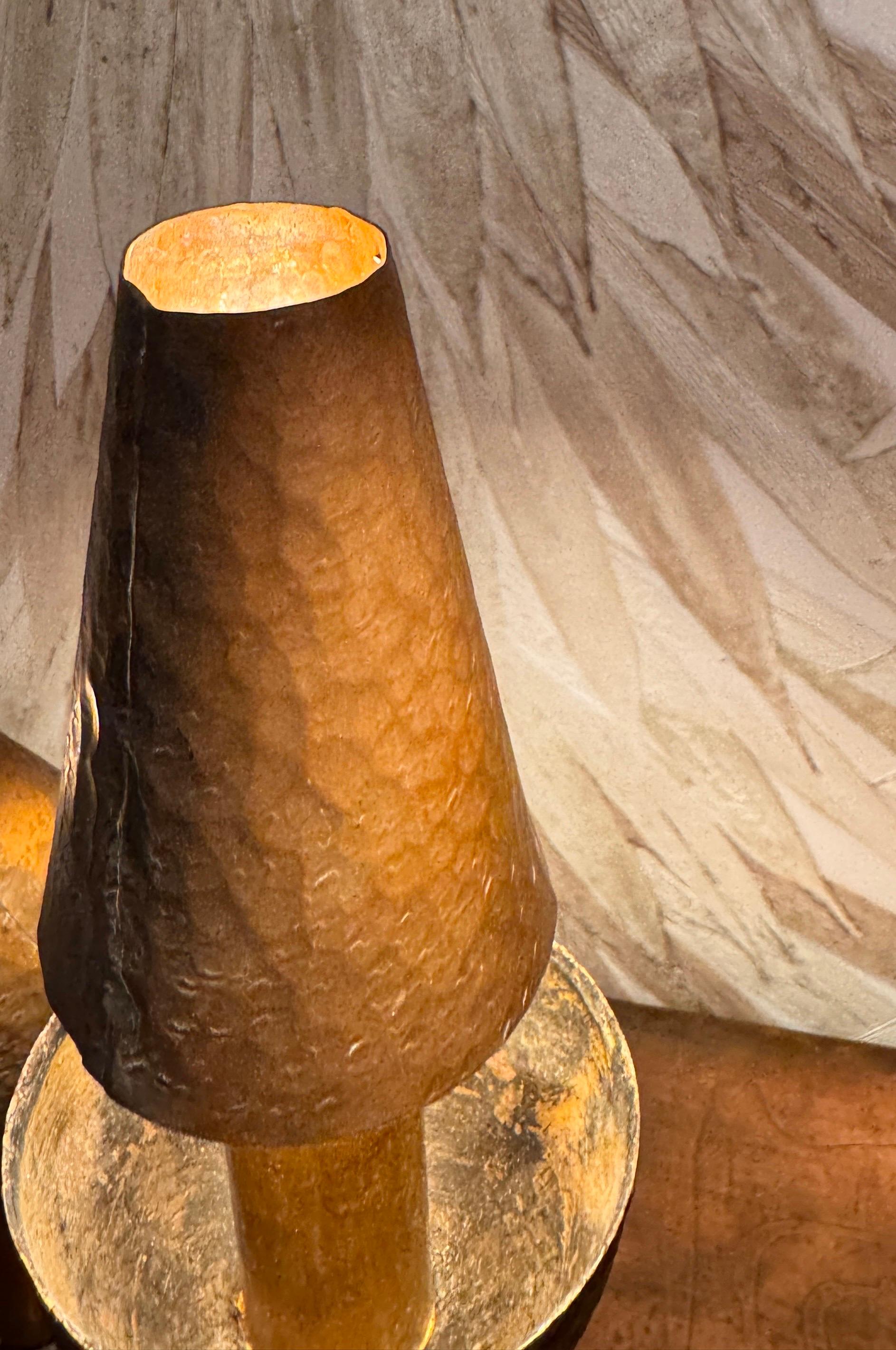 Un gran par de lámparas de mesa candelabro de hierro forjado con pantallas de cobre siglo XX en venta