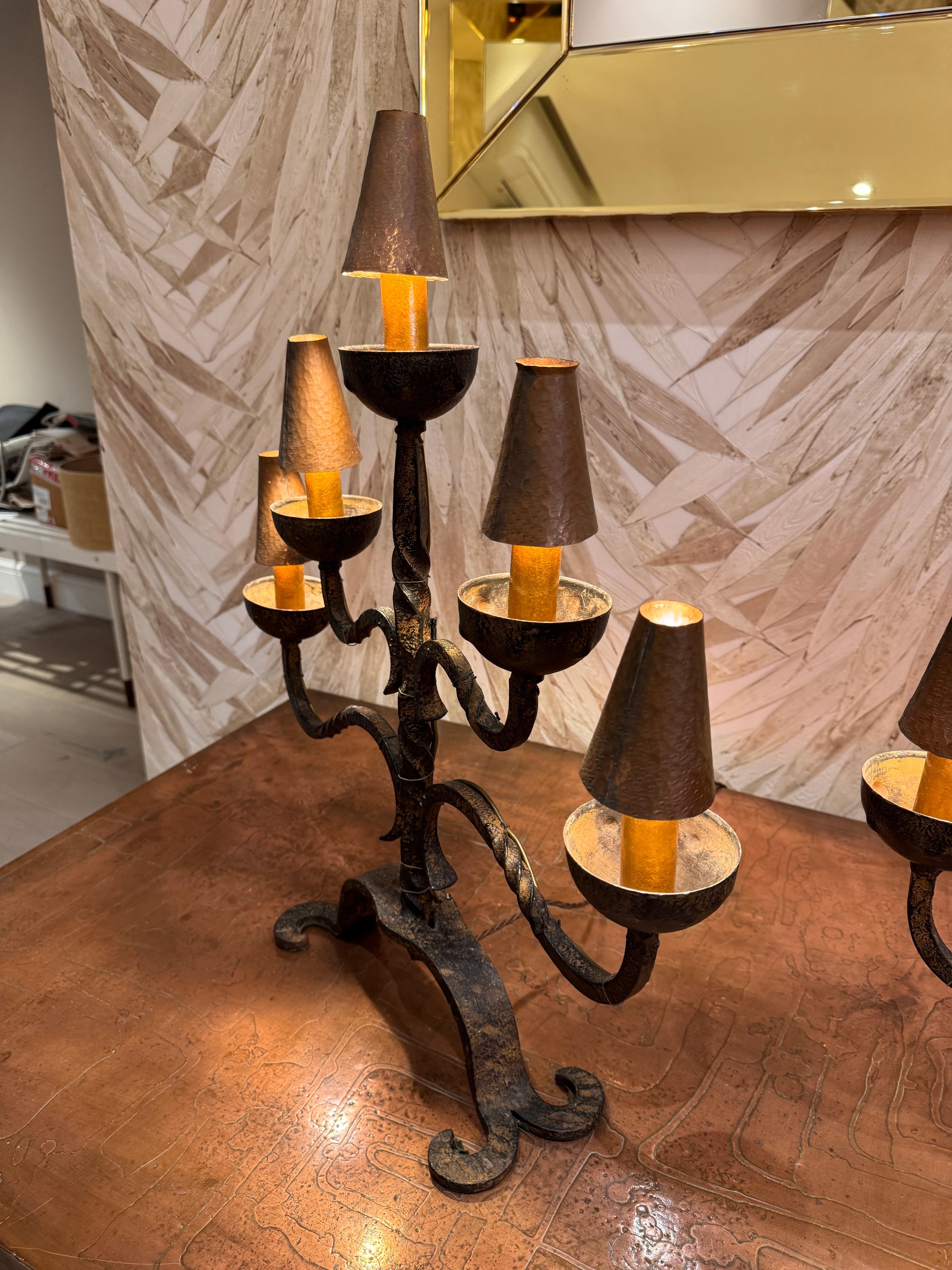 Un gran par de lámparas de mesa candelabro de hierro forjado con pantallas de cobre Cobre en venta