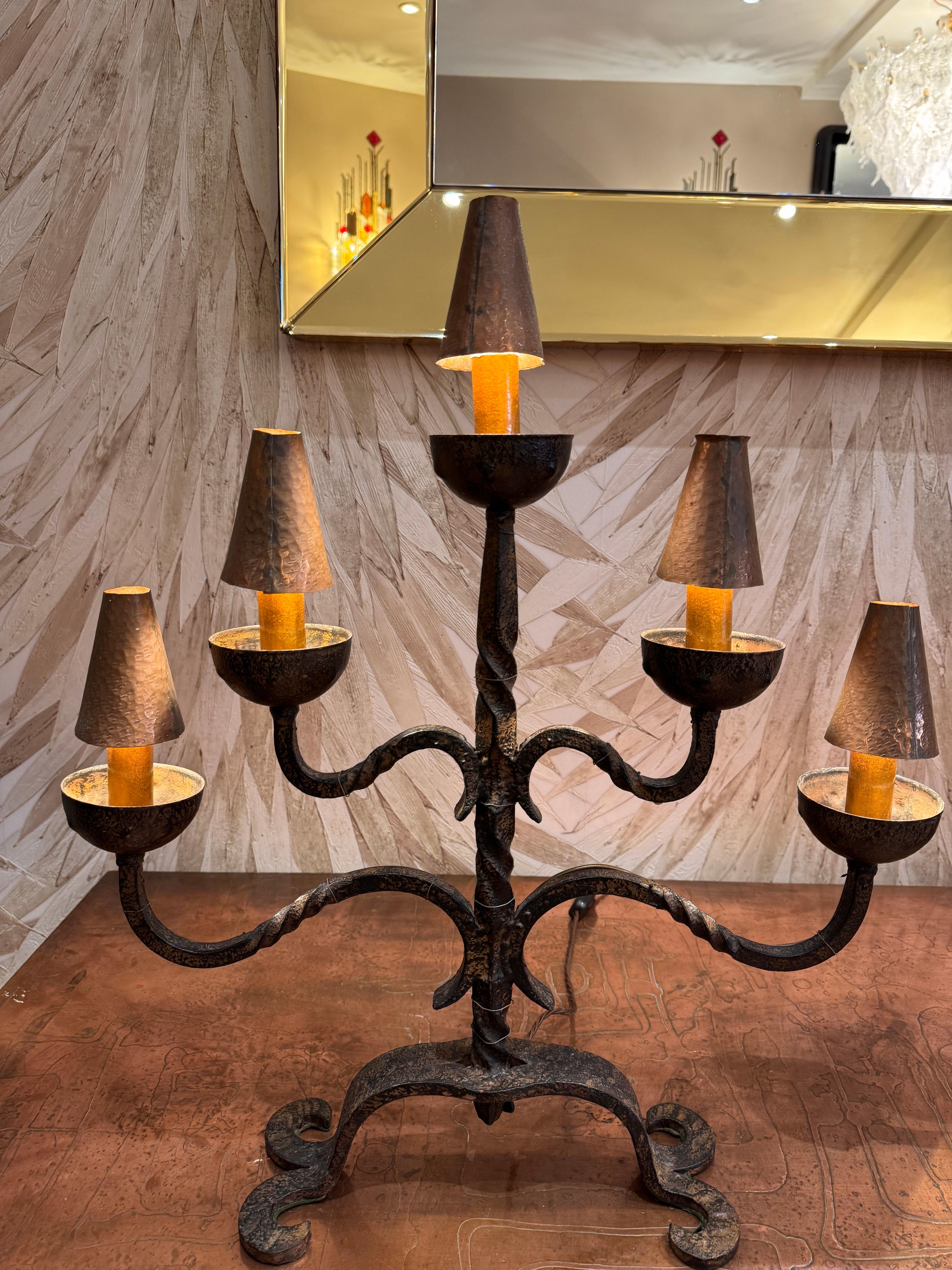 Un gran par de lámparas de mesa candelabro de hierro forjado con pantallas de cobre en venta 1