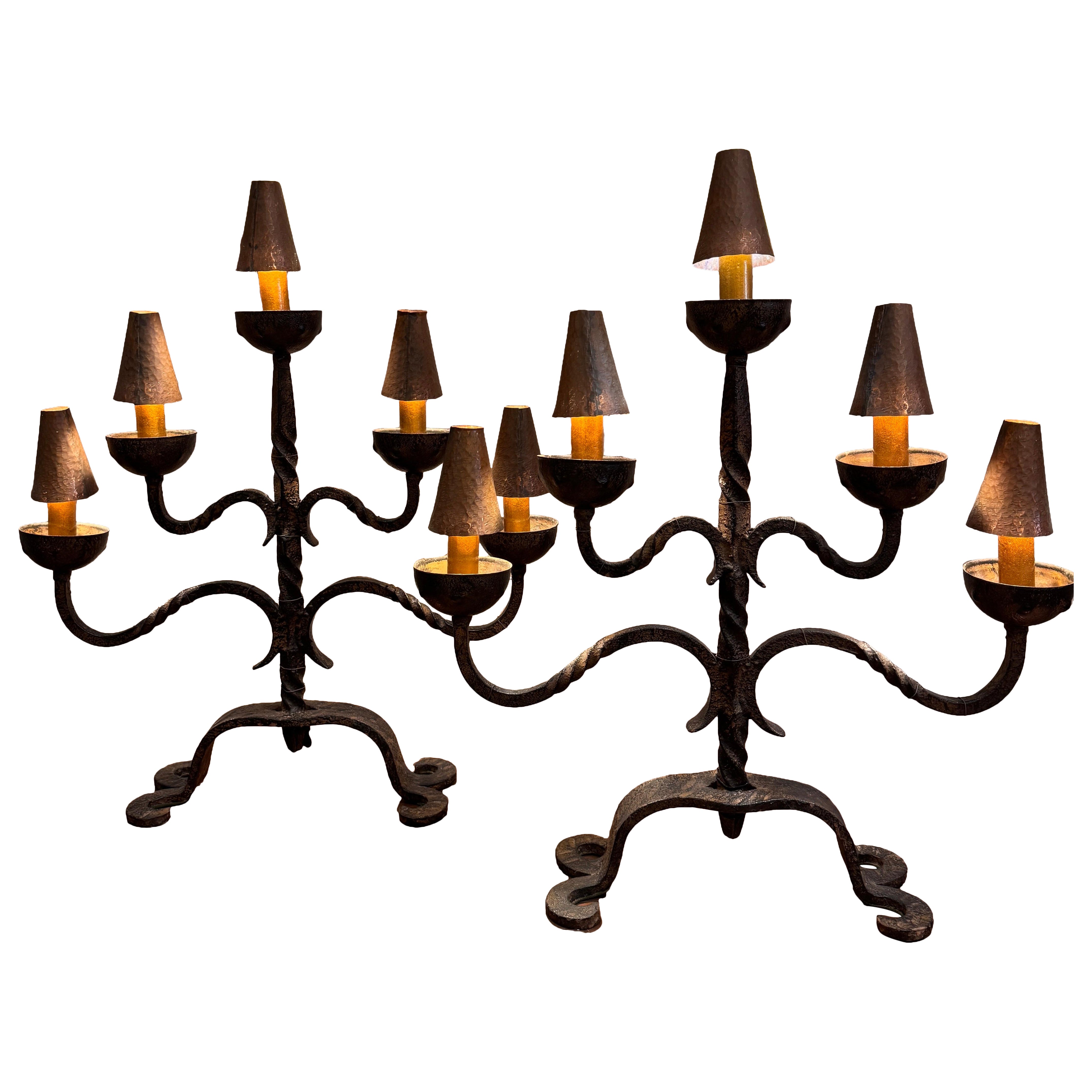 Un gran par de lámparas de mesa candelabro de hierro forjado con pantallas de cobre en venta