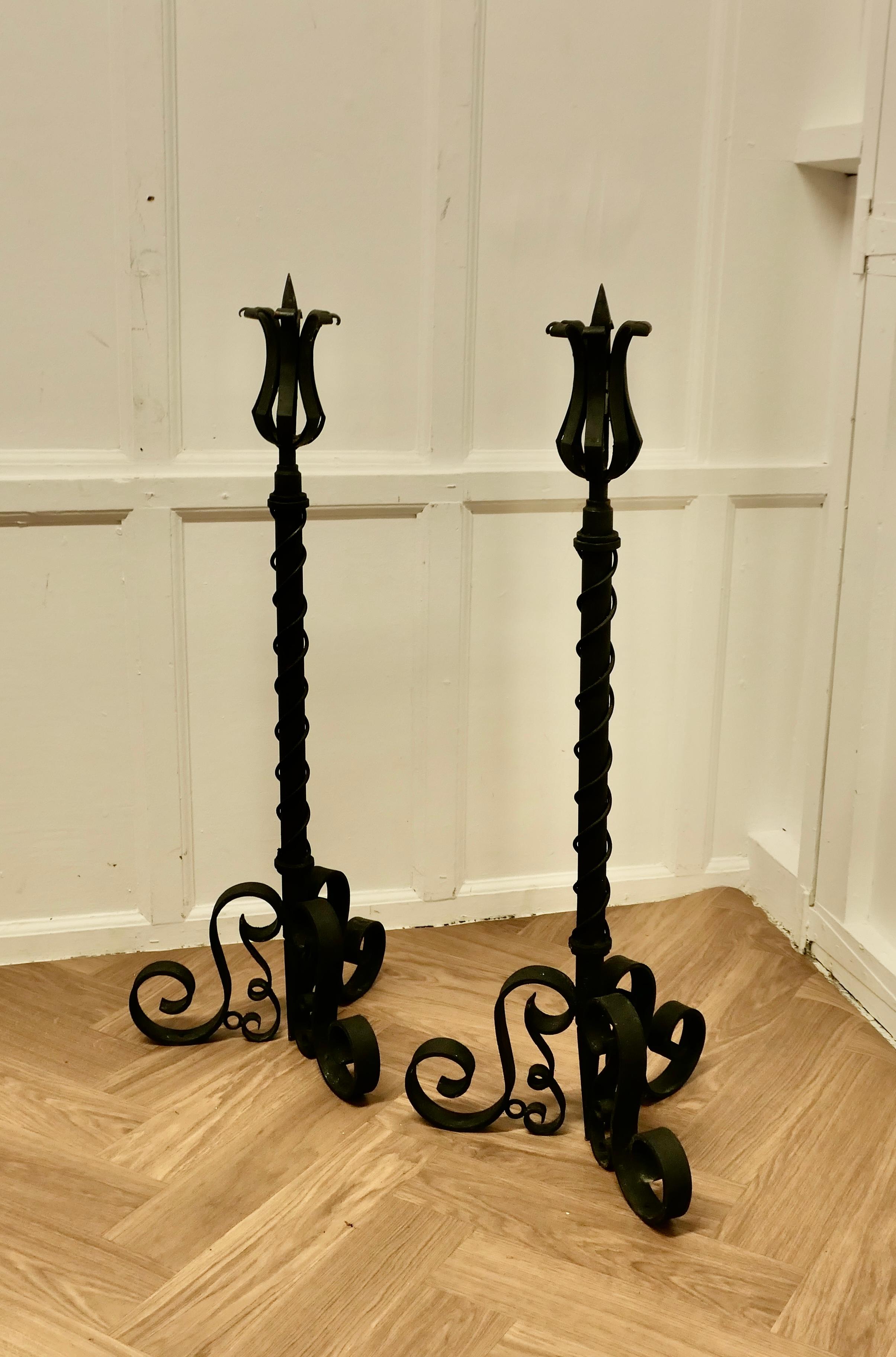A Large Pair of Wrought Iron Candle Sticks or Torchère  b In condizioni buone in vendita a Godshill, Isle of Wight