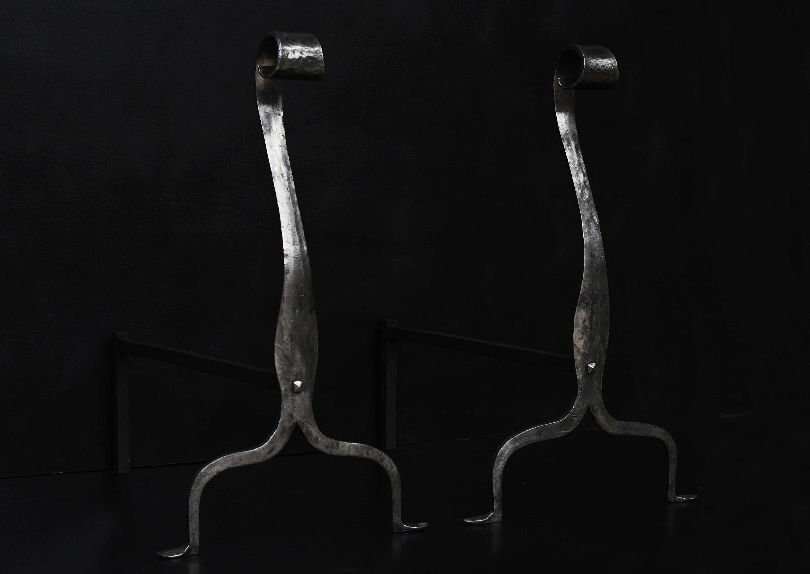 Une paire de grands gris-gris en fer forgé poli, en forme de balayage avec des sommets à volutes. Anglais, 19ème siècle.

Hauteur :	820 mm      	32 ¼