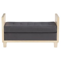 Un grand banc tapissé de parchemin à la manière de Jean-Michel Frank.