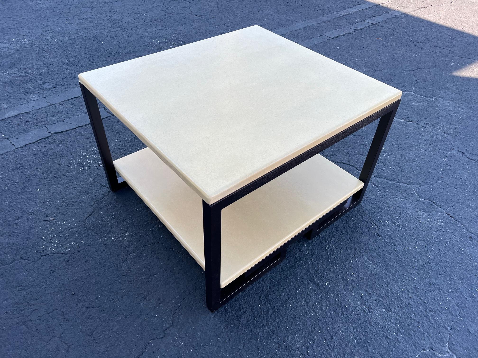 Ein klassischer Beistelltisch mit Korkplatte von Paul Frankl für Johnson Furniture, USA, ca. 1940er Jahre. Zweistöckiges Design mit einem stilisierten griechischen Schlüssel. Der Tisch ist sehr schwer.