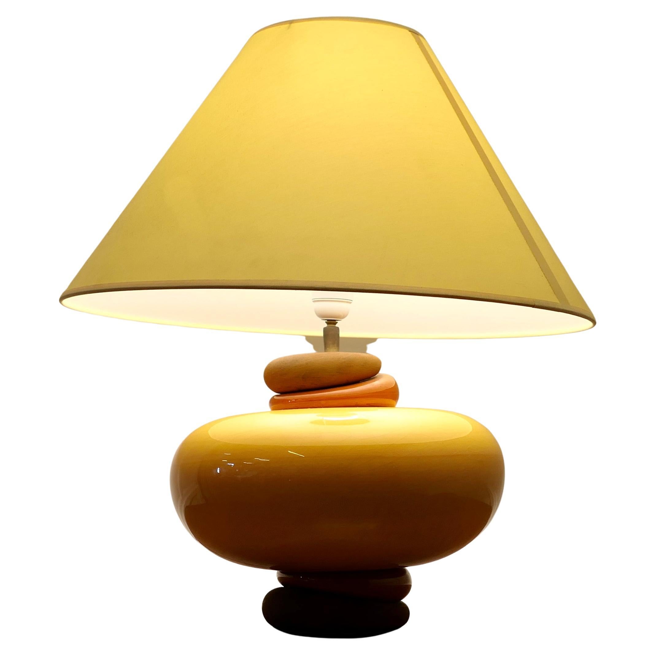 Eine große Lampe aus Kieselstein und reichlich gelbem Glas für die Anrichte  Großes französisches Stück   im Angebot