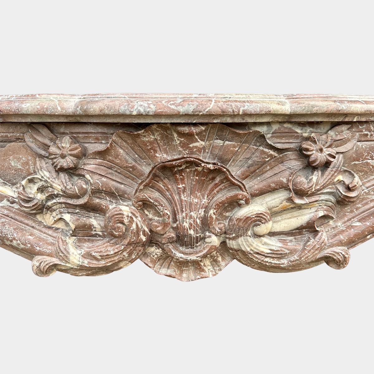 Ein großer Louis XV Marmor Kaminsims aus der Zeit (Französisch) im Angebot