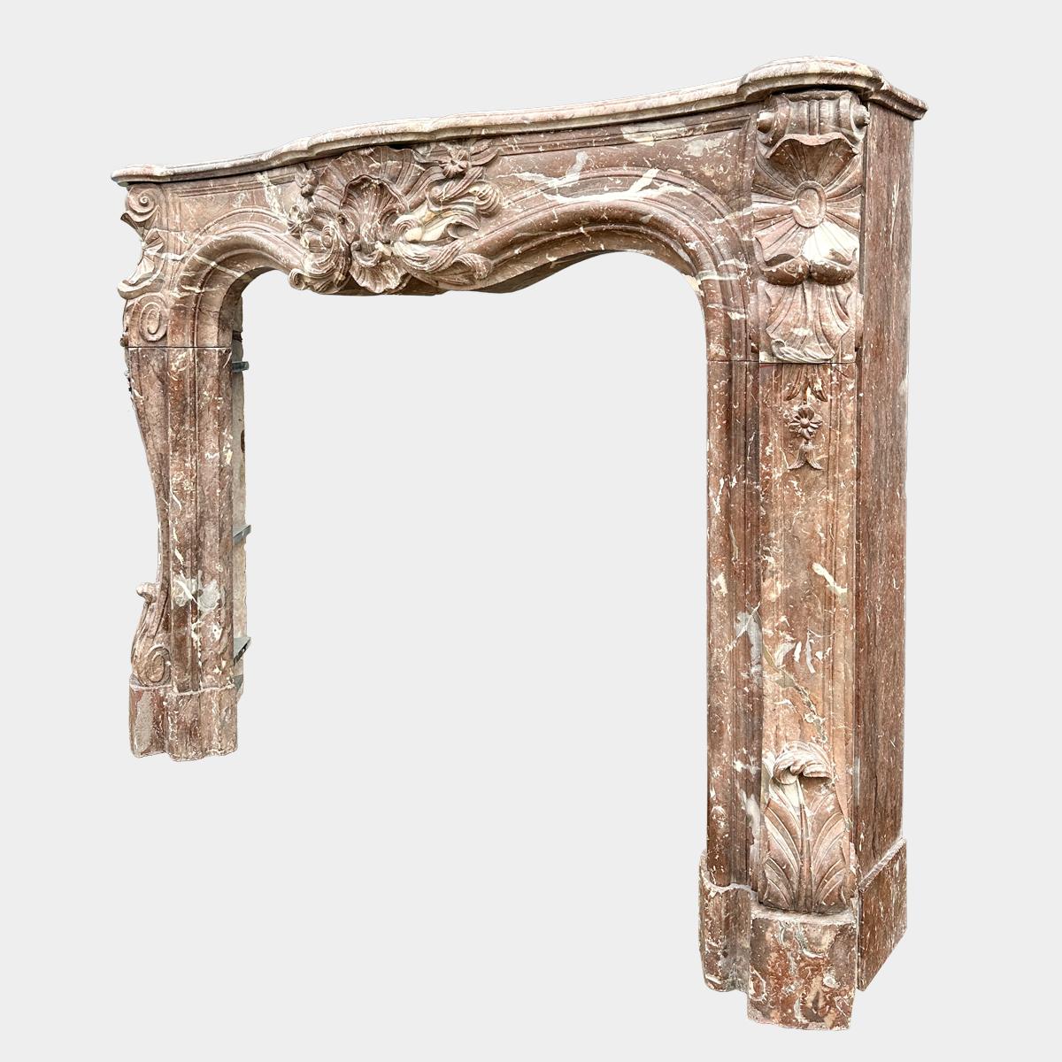 Ein großer Louis XV Marmor Kaminsims aus der Zeit im Zustand „Gut“ im Angebot in London, GB