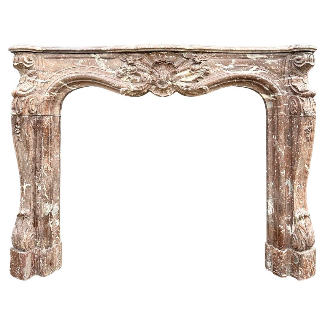 Une grande cheminée d'époque en marbre Louis XV