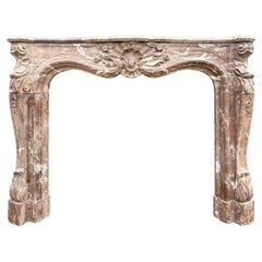 Une grande cheminée d'époque en marbre Louis XV