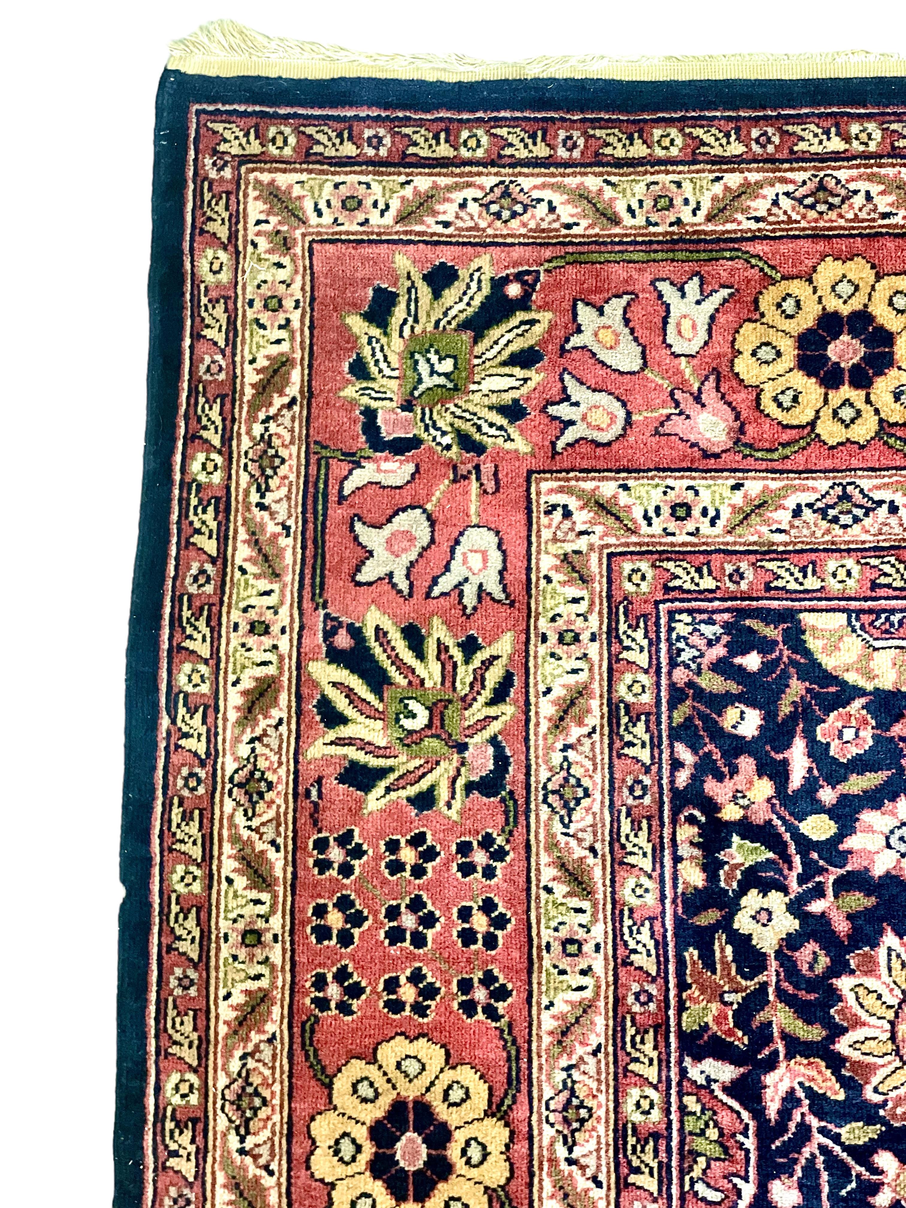 Persischer Teppich in Mitternachtsblau mit dunkelroten Rändern  (Handgewebt) im Angebot