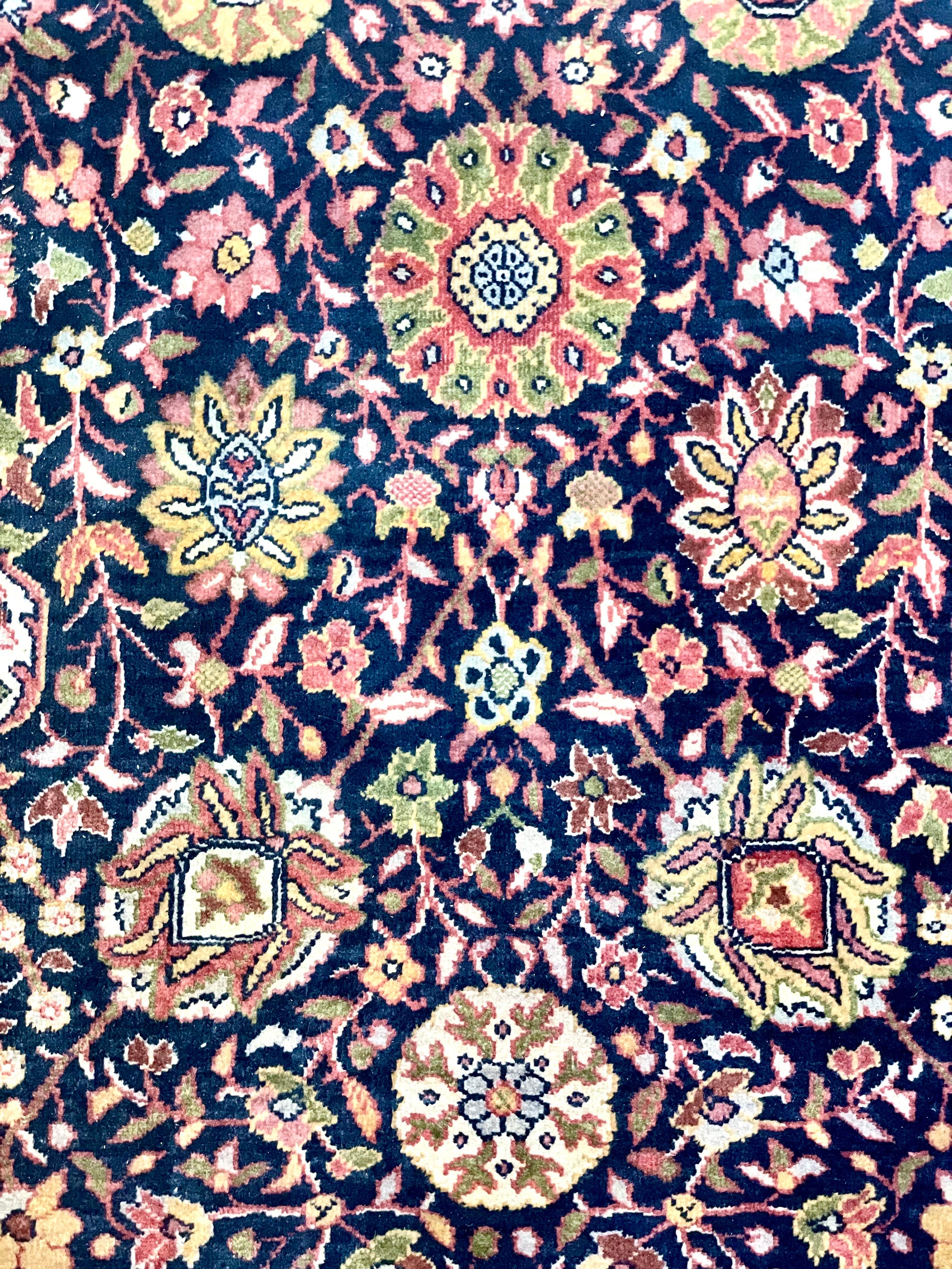 Persischer Teppich in Mitternachtsblau mit dunkelroten Rändern  (19. Jahrhundert) im Angebot