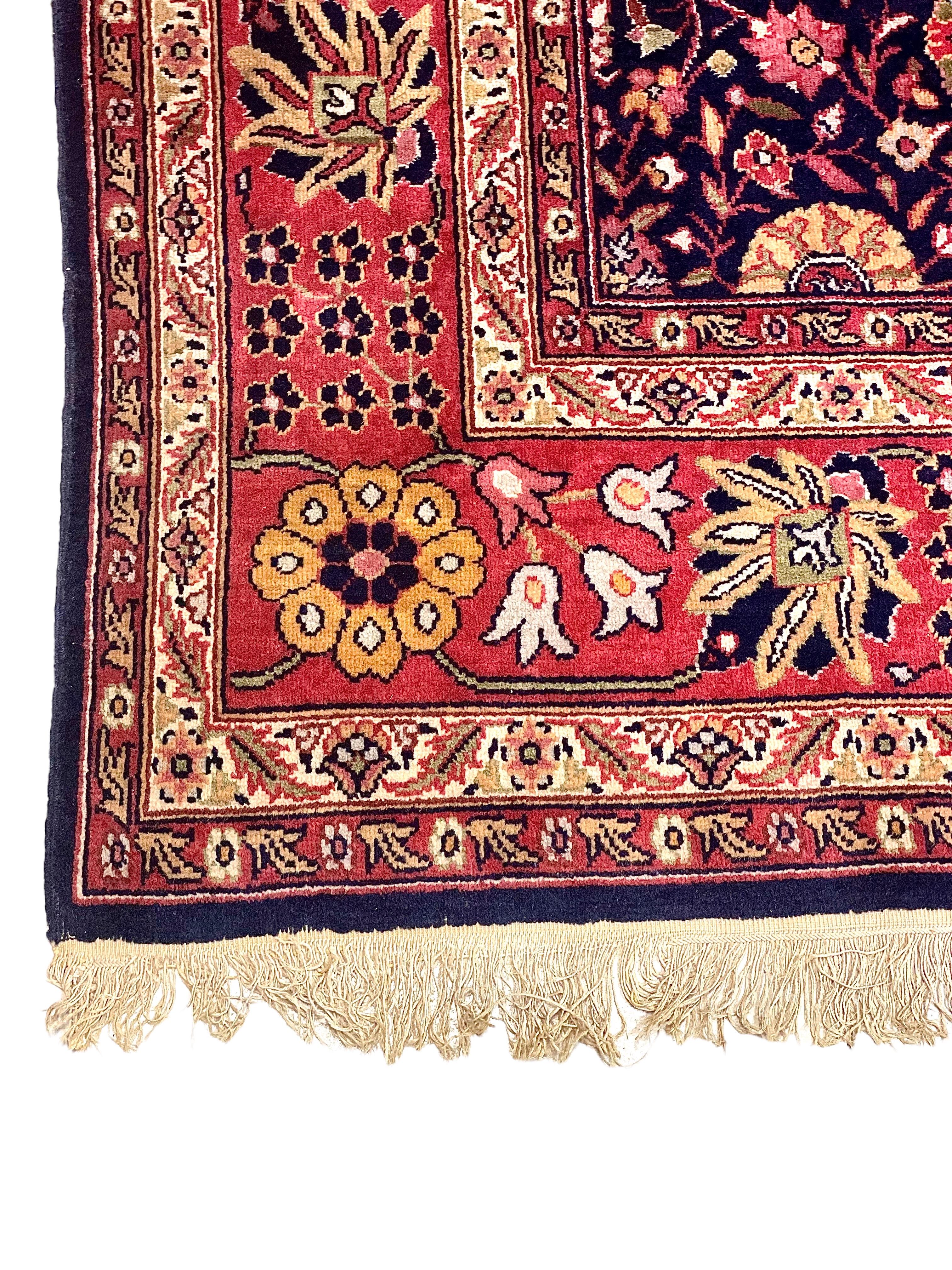 Persischer Teppich in Mitternachtsblau mit dunkelroten Rändern  (Wolle) im Angebot