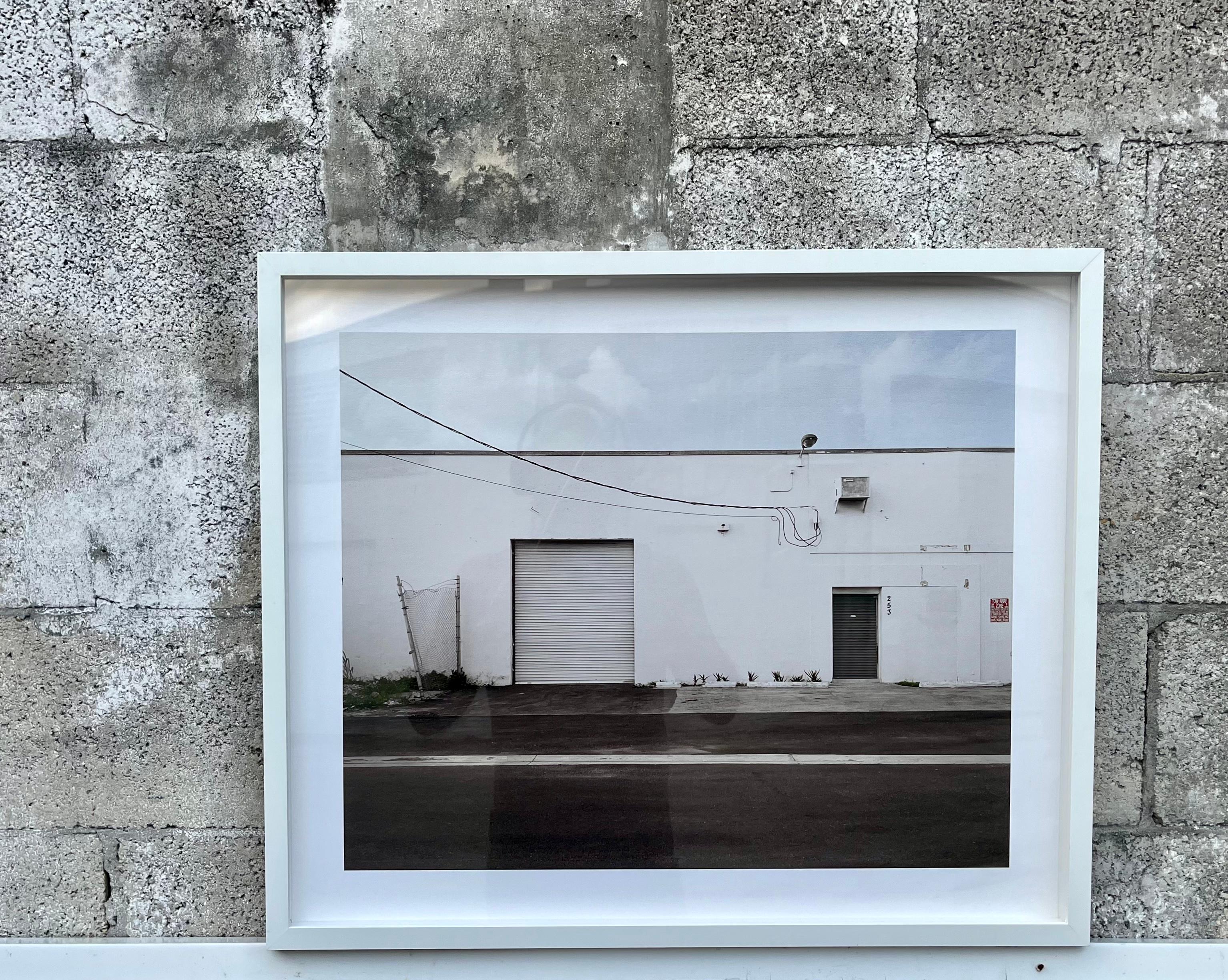 Grande photographie des bâtiments du quartier industriel de Little River à Miami. en vente 6