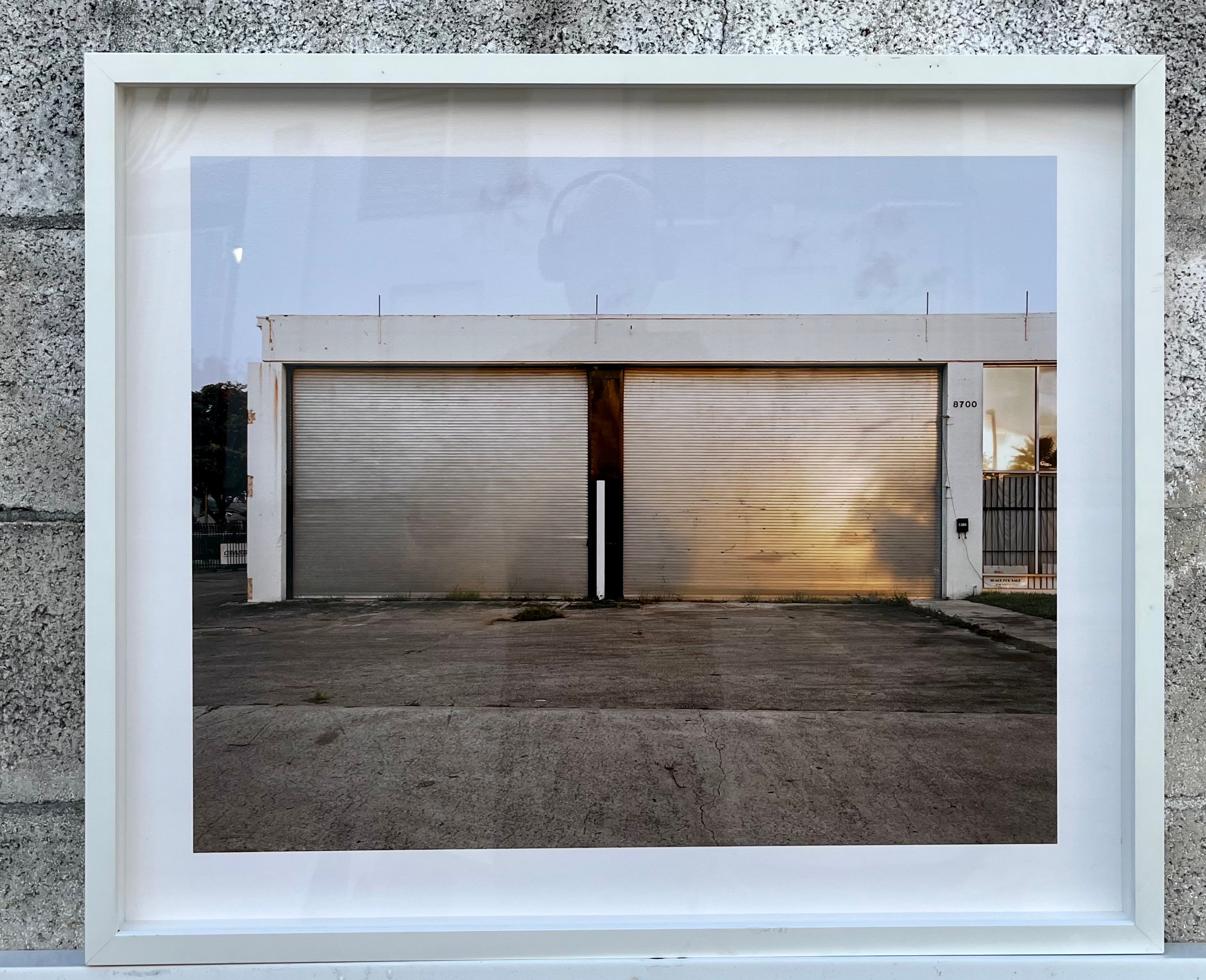 Grande photographie du quartier industriel de Little River à Miami, imprimée professionnellement et encadrée.
Cette photographie faisait partie d'une exposition d'un artiste local, qui a photographié de nombreux bâtiments industriels et commerciaux