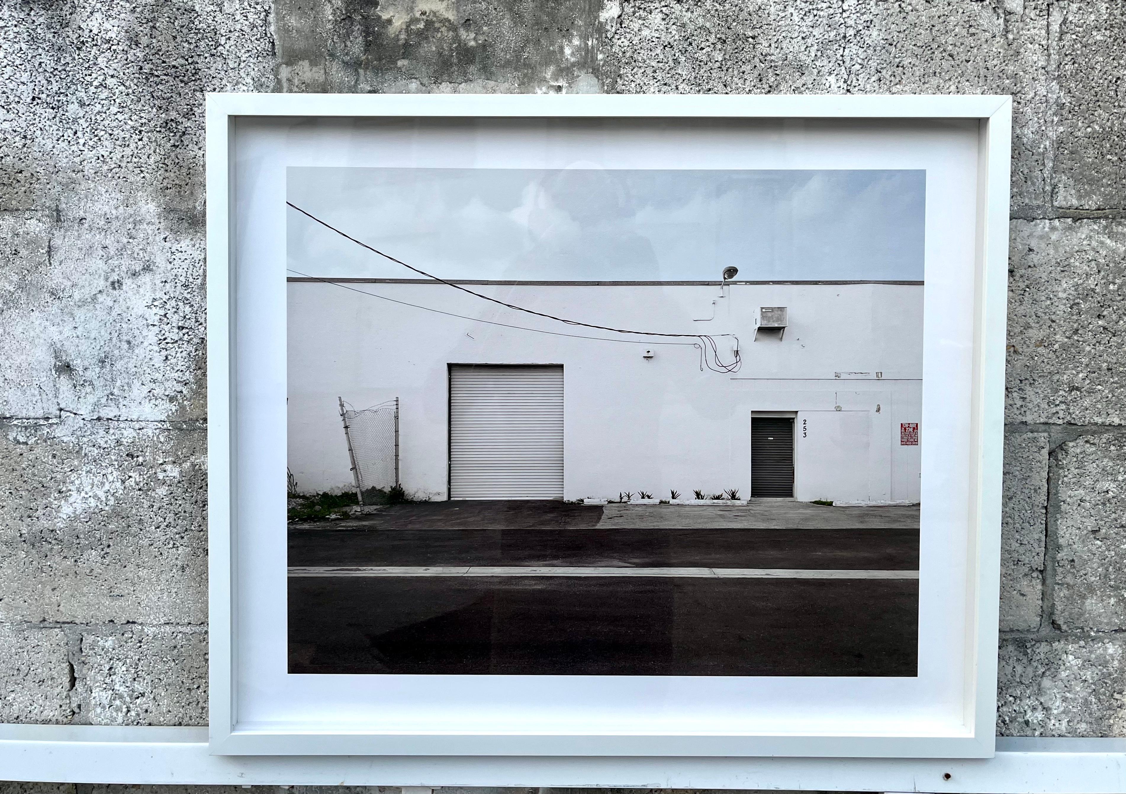 Grande photographie du quartier industriel de Little River à Miami, imprimée professionnellement et encadrée.
Cette photographie faisait partie d'une exposition d'un artiste local, qui a photographié de nombreux bâtiments industriels et commerciaux