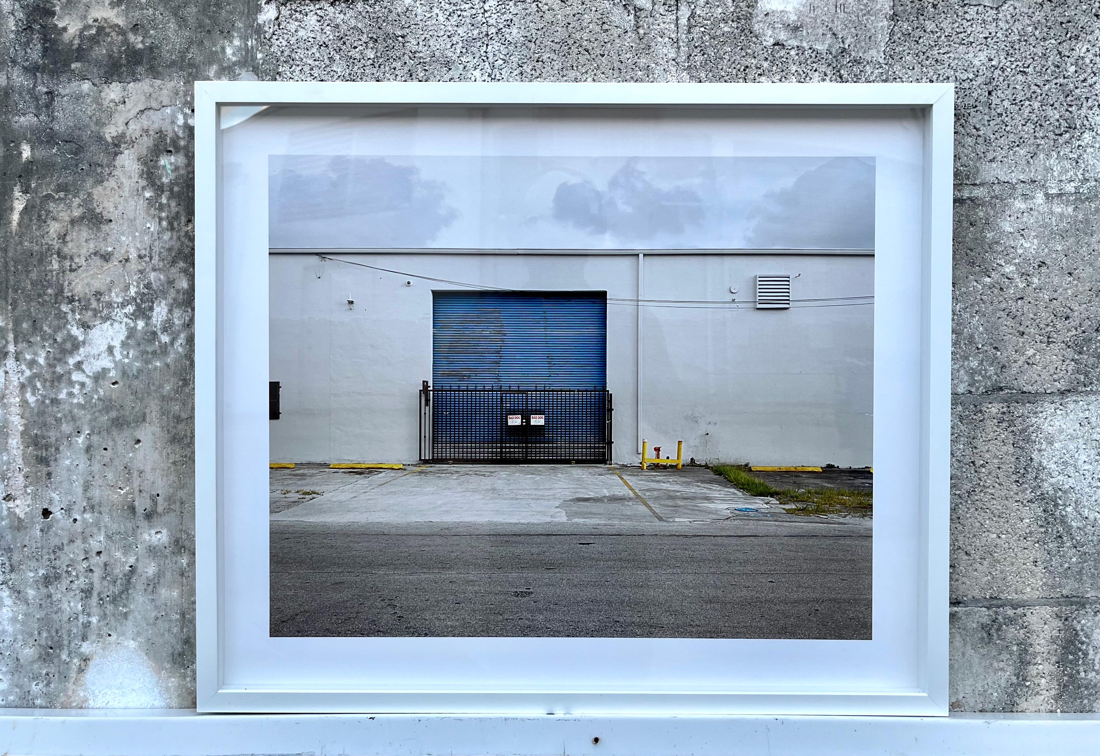 Grande photographie du quartier industriel de Little River à Miami, imprimée professionnellement et encadrée.
Cette photographie faisait partie d'une exposition d'un artiste local, qui a photographié de nombreux bâtiments industriels et commerciaux