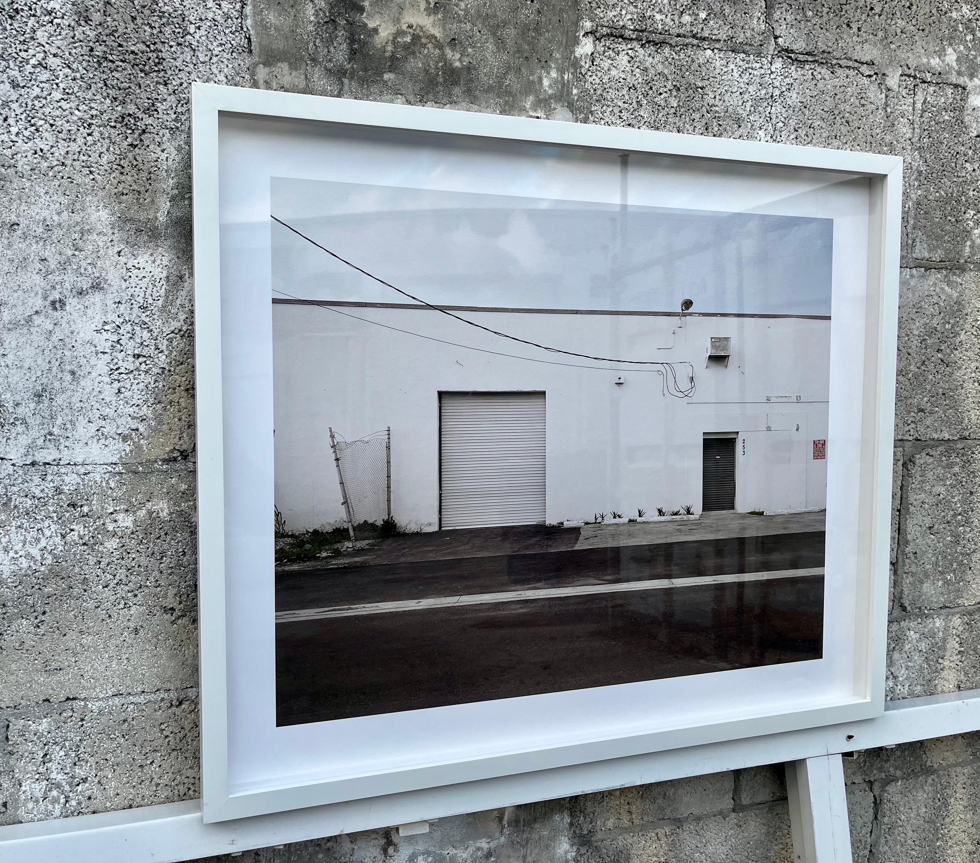 Américain Grande photographie des bâtiments du quartier industriel de Little River à Miami. en vente