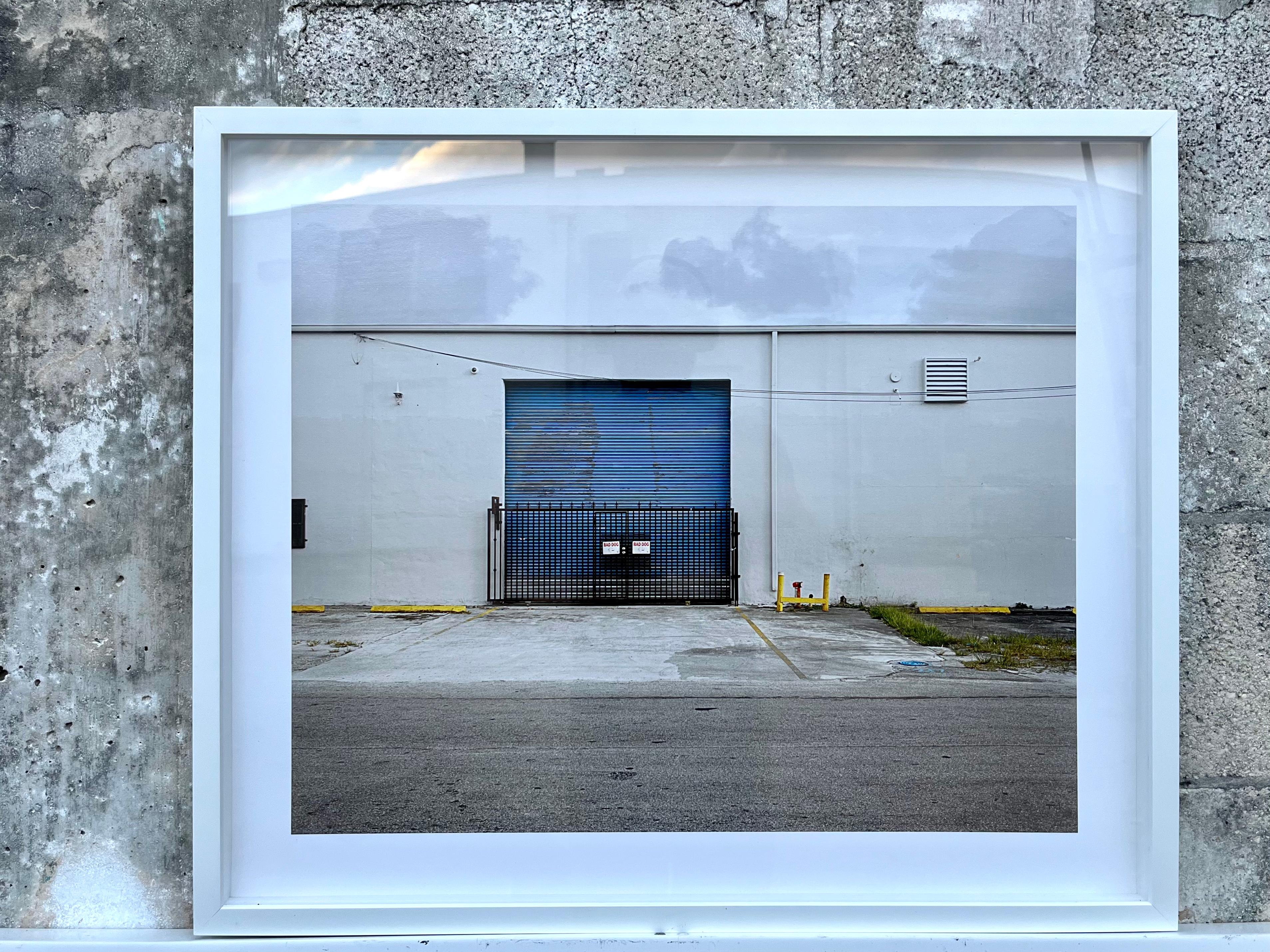 Américain Grande photographie des bâtiments du quartier industriel de Little River à Miami. en vente