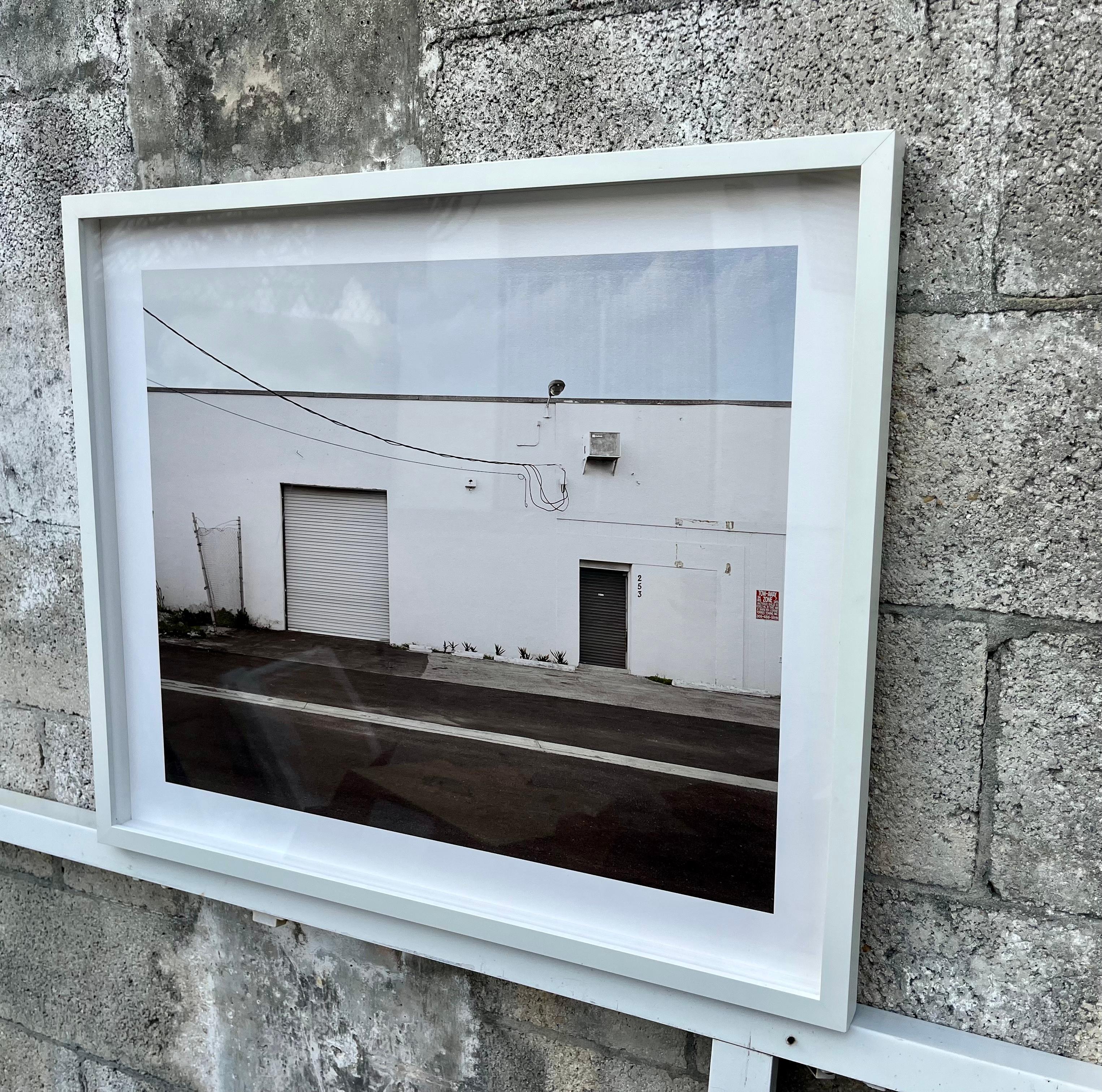 20ième siècle Grande photographie des bâtiments du quartier industriel de Little River à Miami. en vente