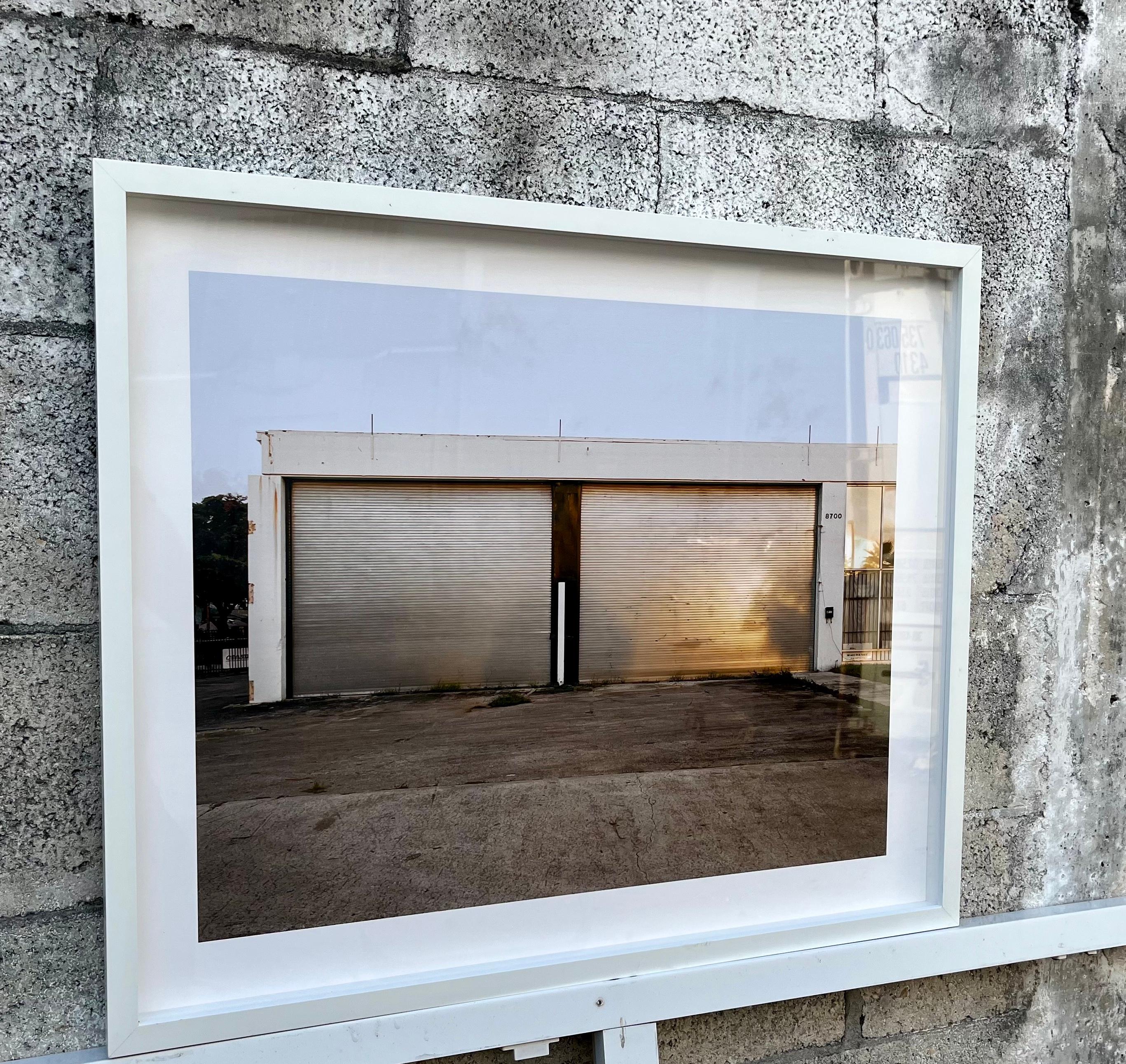 Papier Grande photographie des bâtiments du quartier industriel de Little River à Miami. en vente