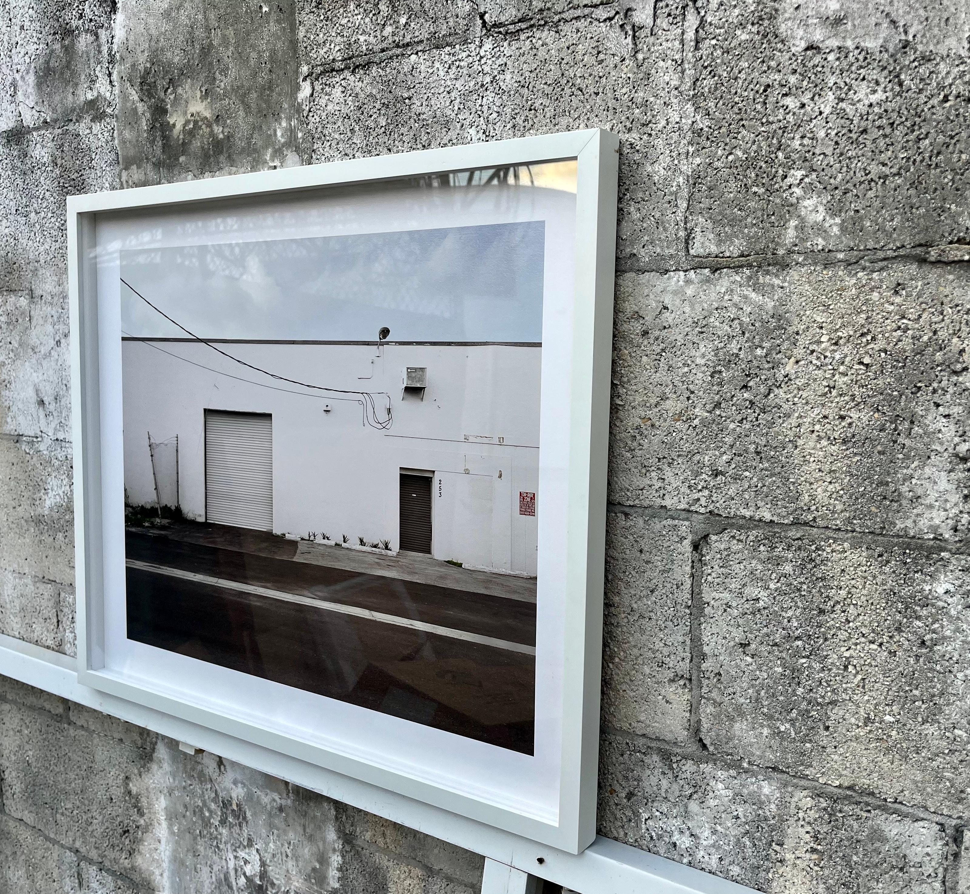 Papier Grande photographie des bâtiments du quartier industriel de Little River à Miami. en vente