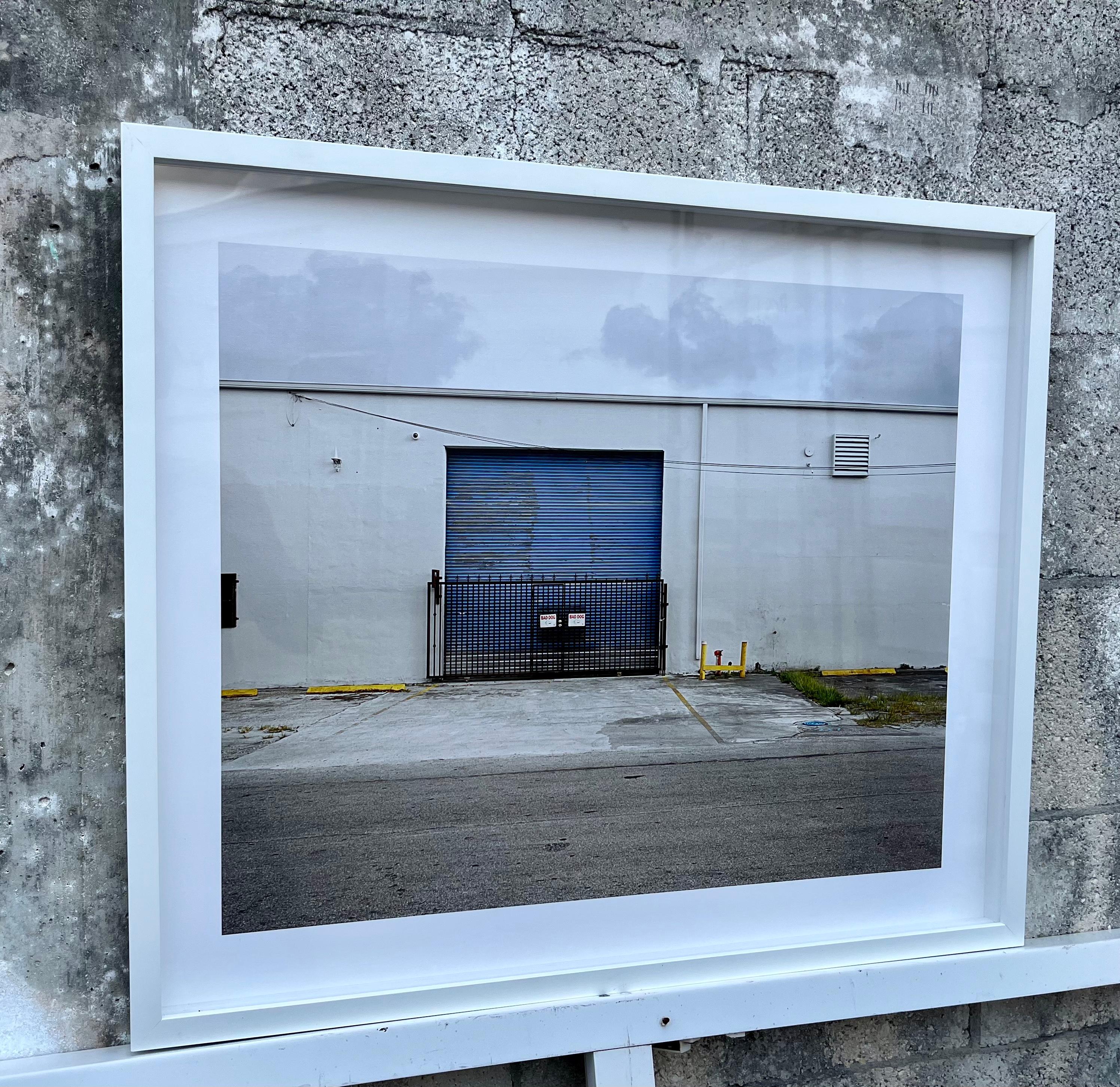 Papier Grande photographie des bâtiments du quartier industriel de Little River à Miami. en vente