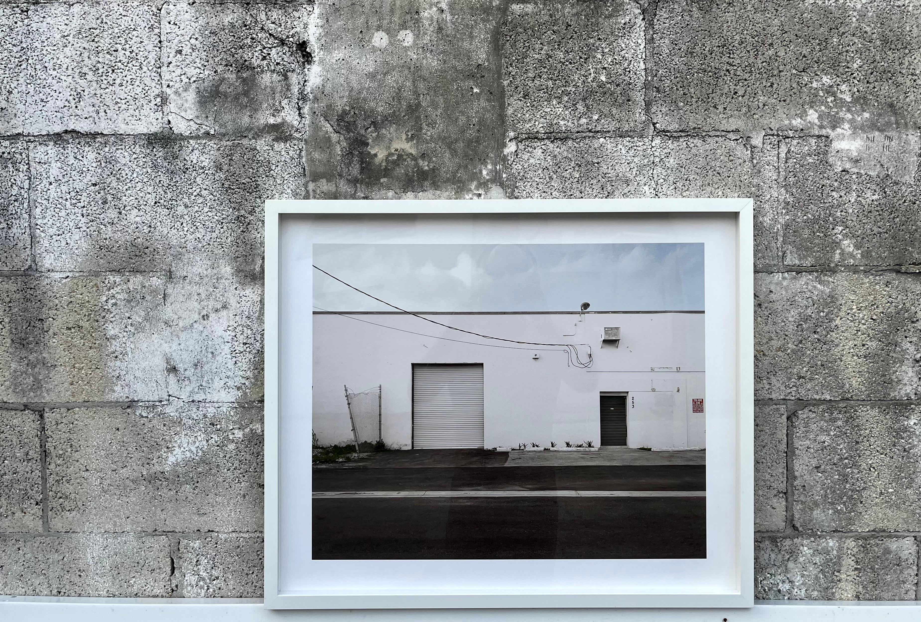 Grande photographie des bâtiments du quartier industriel de Little River à Miami. en vente 1