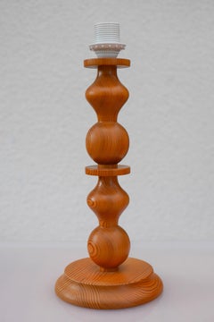 Una grande lampada da tavolo in pino degli anni '70 proveniente da Markslöjd, Svezia.