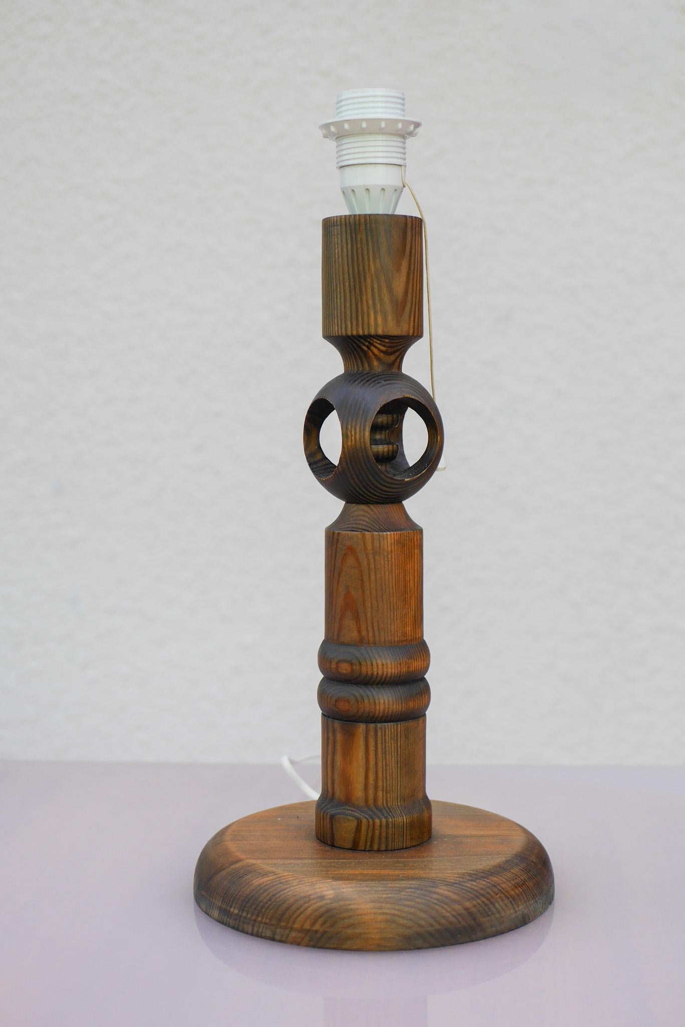 Eine große Tischleuchte aus Kiefernholz von Luxus Sweden design by Uno & Östen Kristiansson im Angebot 2