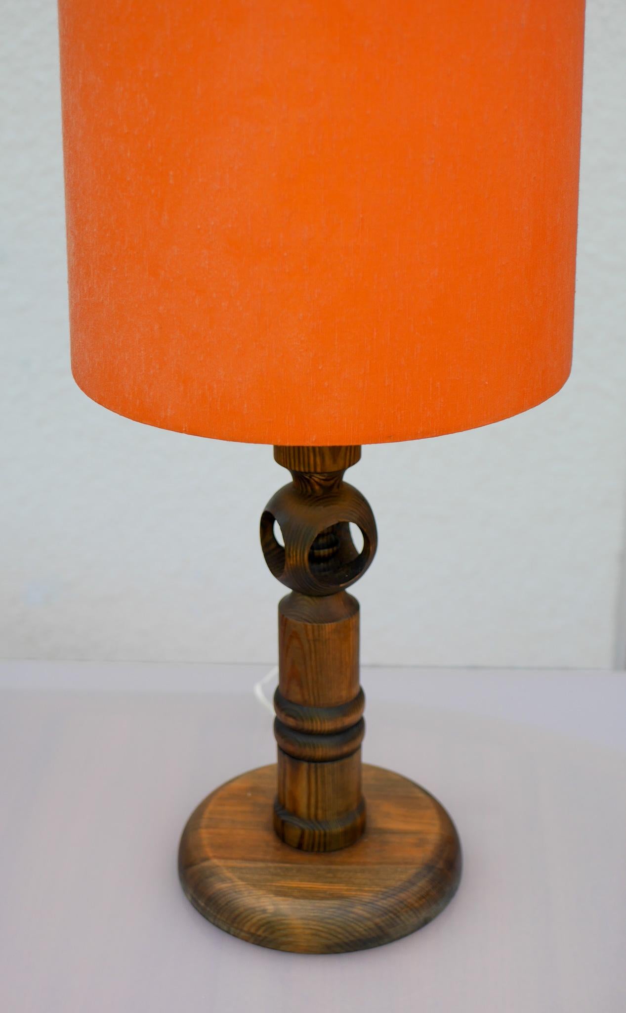 Eine große Tischleuchte aus Kiefernholz von Luxus Sweden design by Uno & Östen Kristiansson (Moderne der Mitte des Jahrhunderts) im Angebot