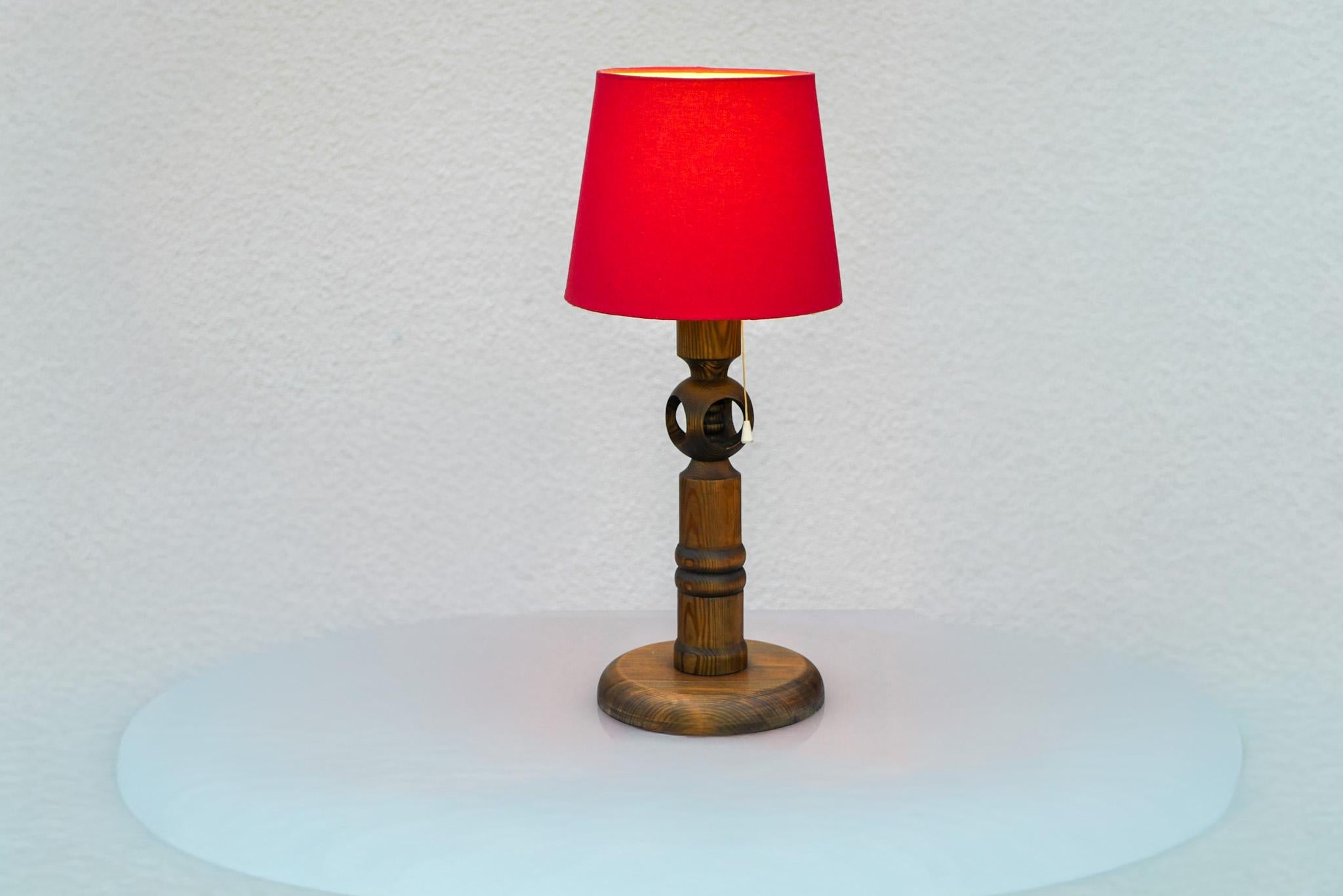 Eine große Tischleuchte aus Kiefernholz von Luxus Sweden design by Uno & Östen Kristiansson (Schwedisch) im Angebot