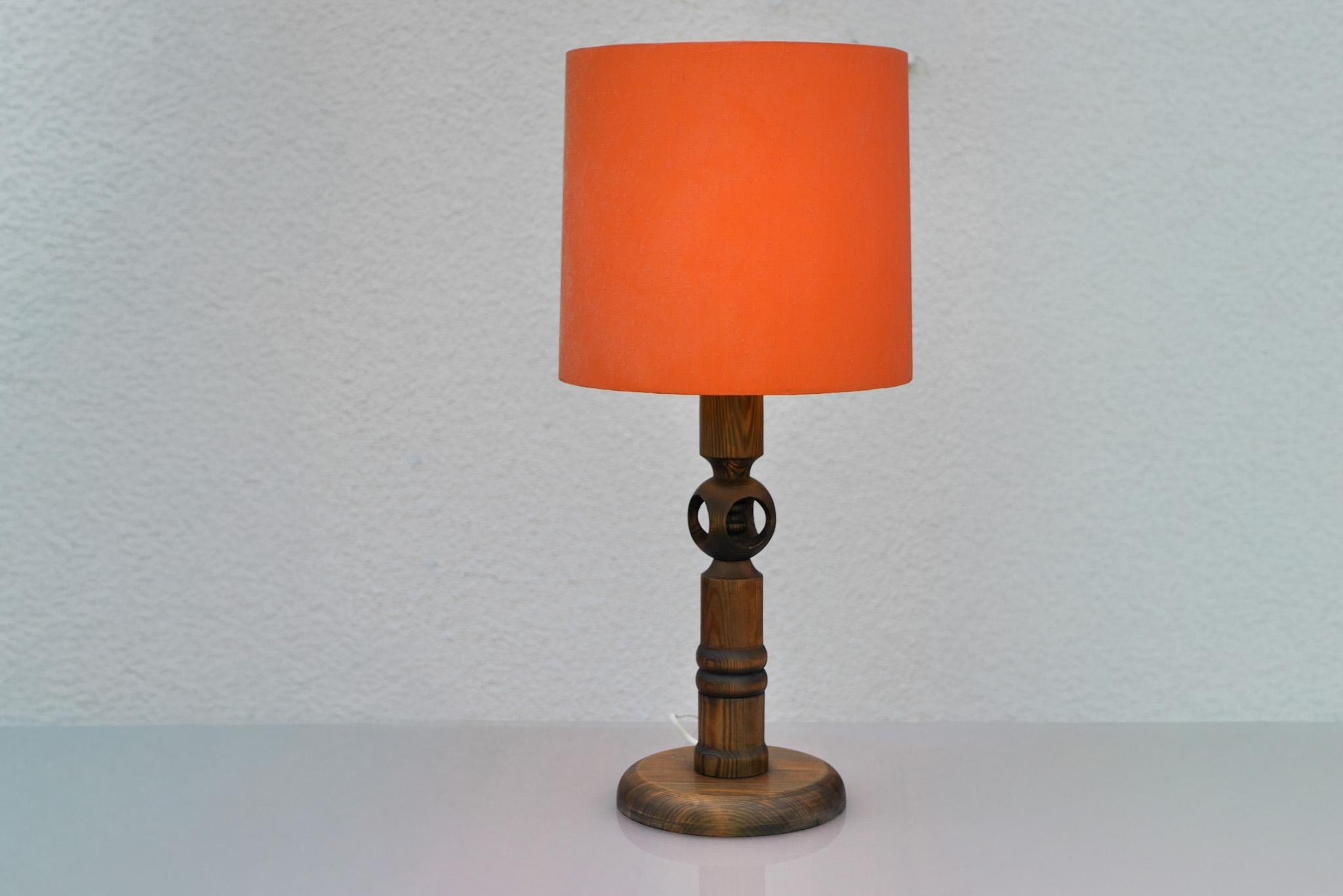 Eine große Tischleuchte aus Kiefernholz von Luxus Sweden design by Uno & Östen Kristiansson (Gedrechselt) im Angebot