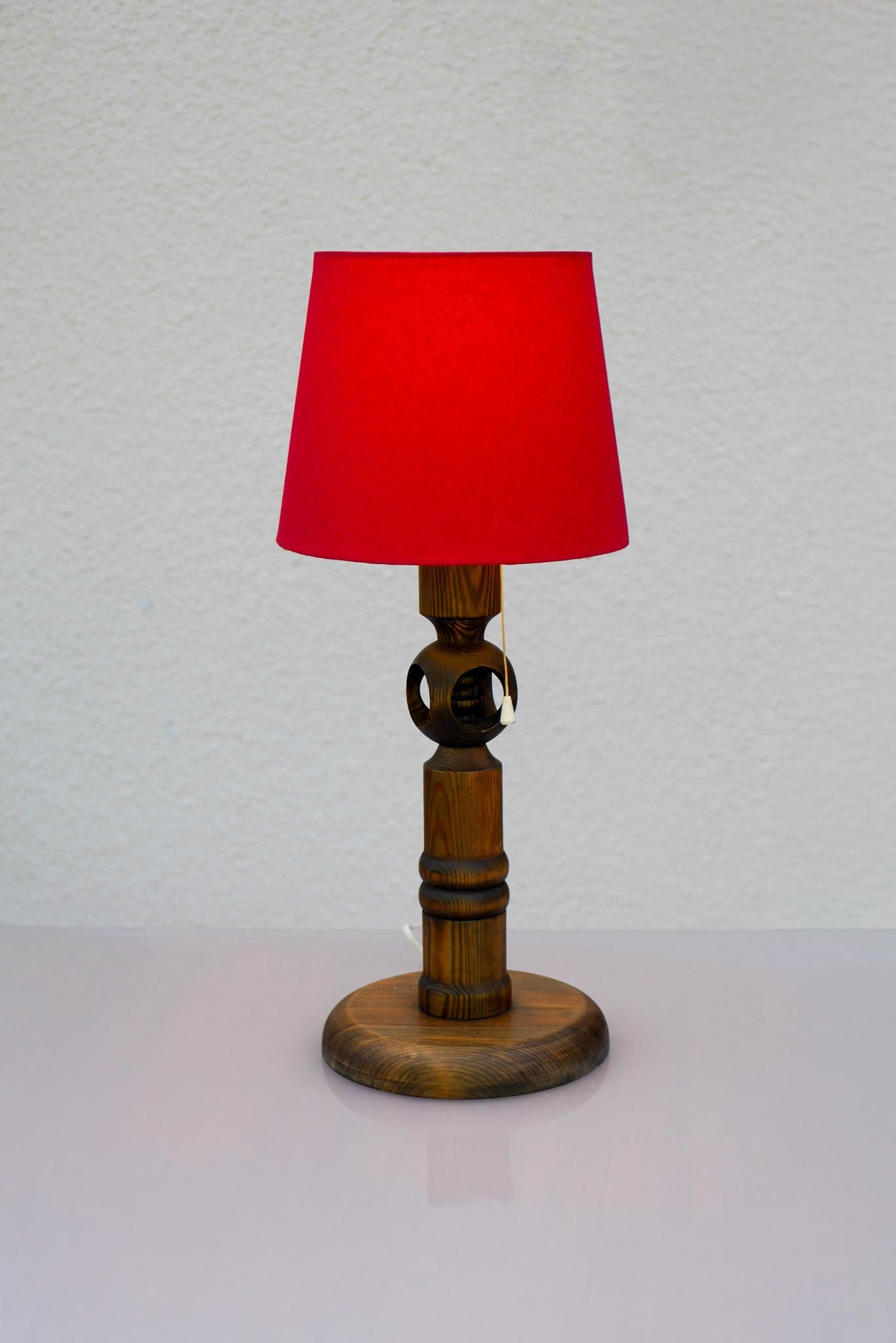 Eine große Tischleuchte aus Kiefernholz von Luxus Sweden design by Uno & Östen Kristiansson (Ende des 20. Jahrhunderts) im Angebot