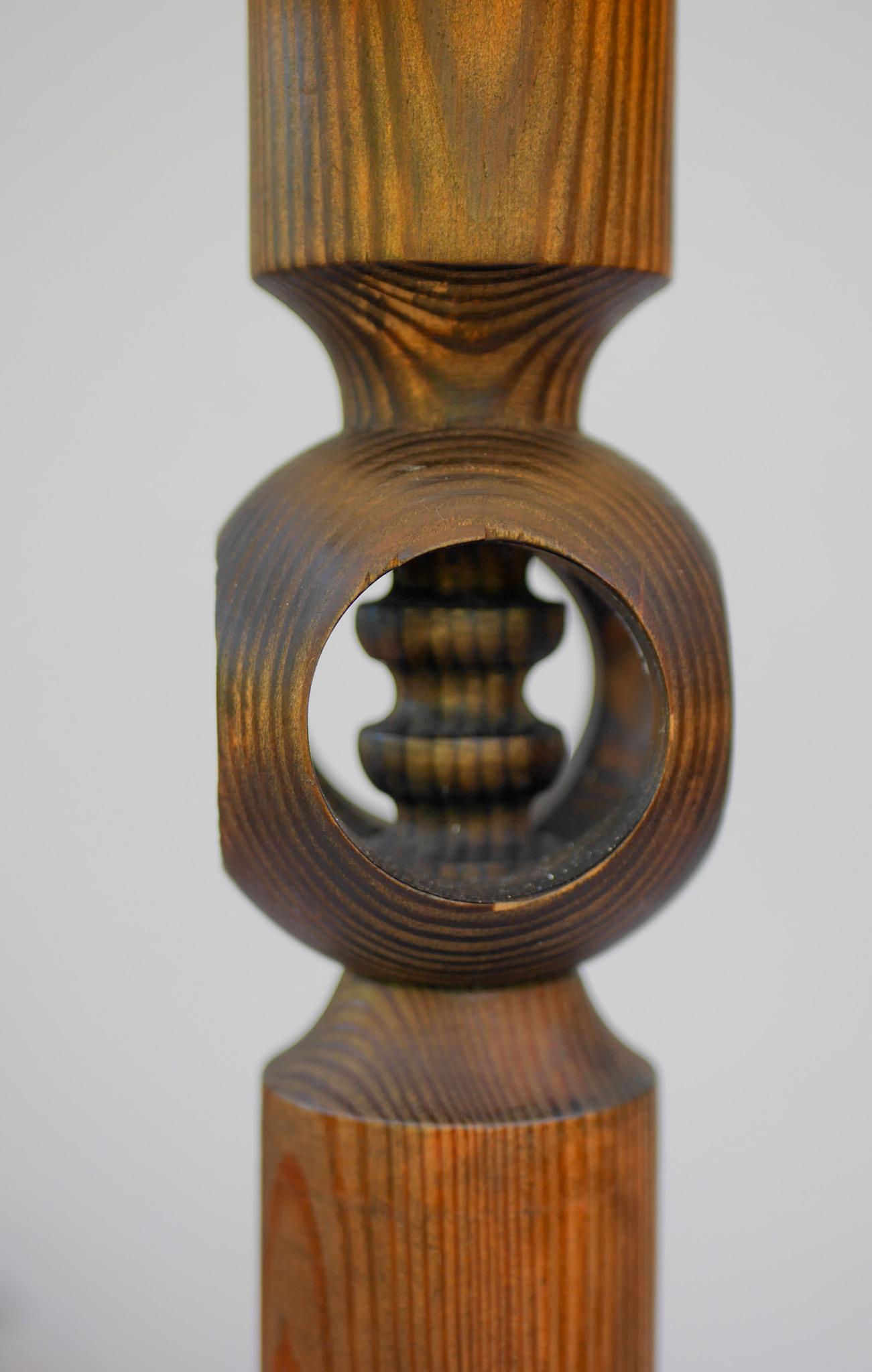 Eine große Tischleuchte aus Kiefernholz von Luxus Sweden design by Uno & Östen Kristiansson (Holz) im Angebot