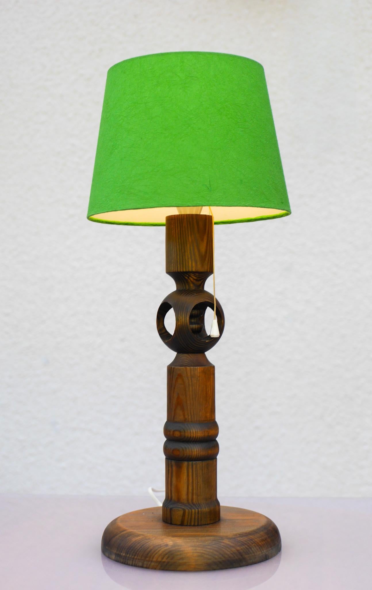 Eine große Tischleuchte aus Kiefernholz von Luxus Sweden design by Uno & Östen Kristiansson im Angebot 1