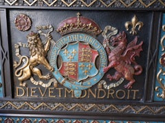 Großes Wappen aus Gips und bemaltem Holz