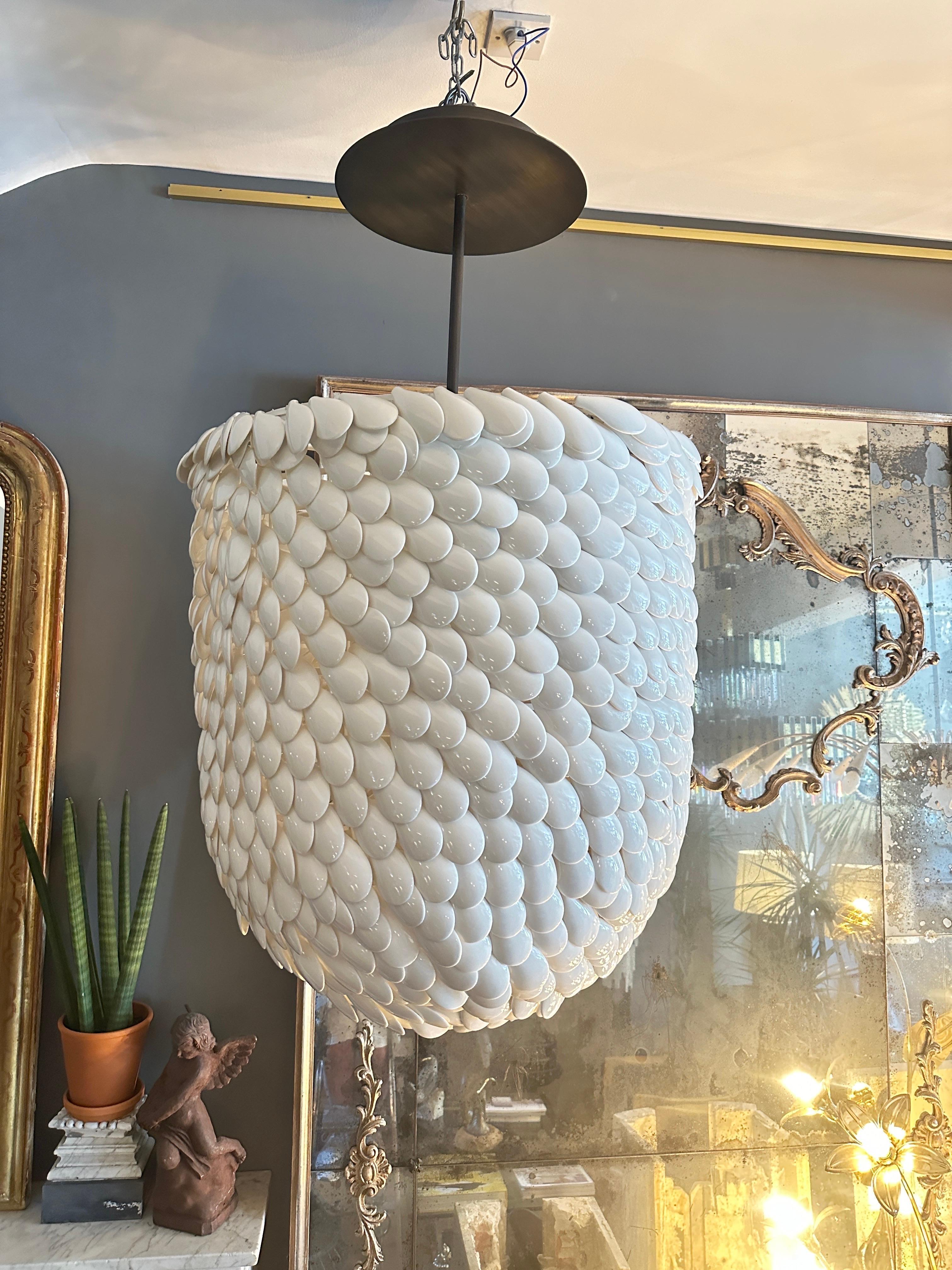 Ci sono 3 di questi ciondoli Patulus del produttore francese  Art et floritude disponibile. I pezzi di porcellana smaltata, quasi simili a cozze, sono appesi a una struttura verniciata a polvere bianca e a steli e supporti da soffitto patinati in