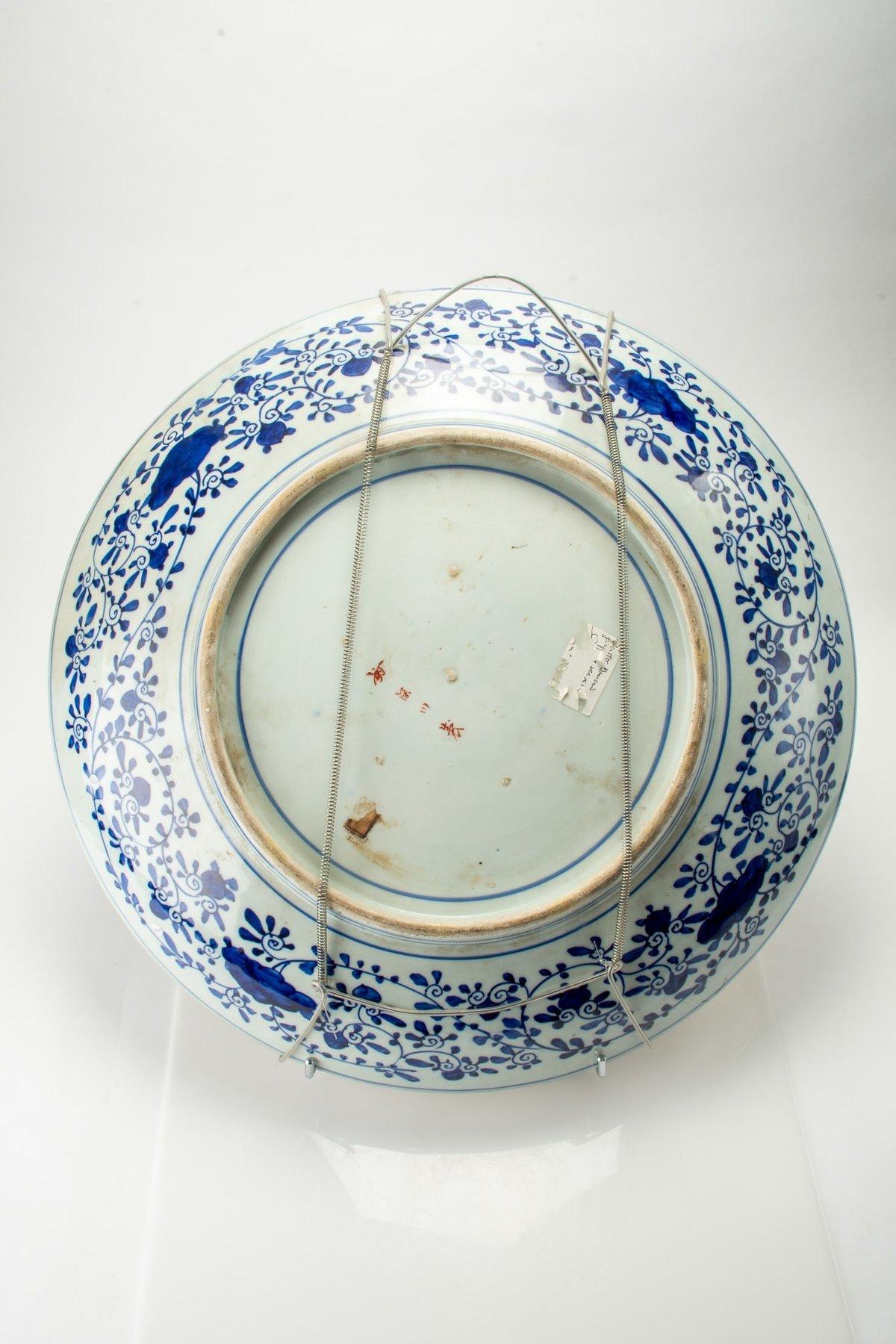 A large porcelain plate finely decorated in polychrome with two fans In Excellent Condition In Milano, IT