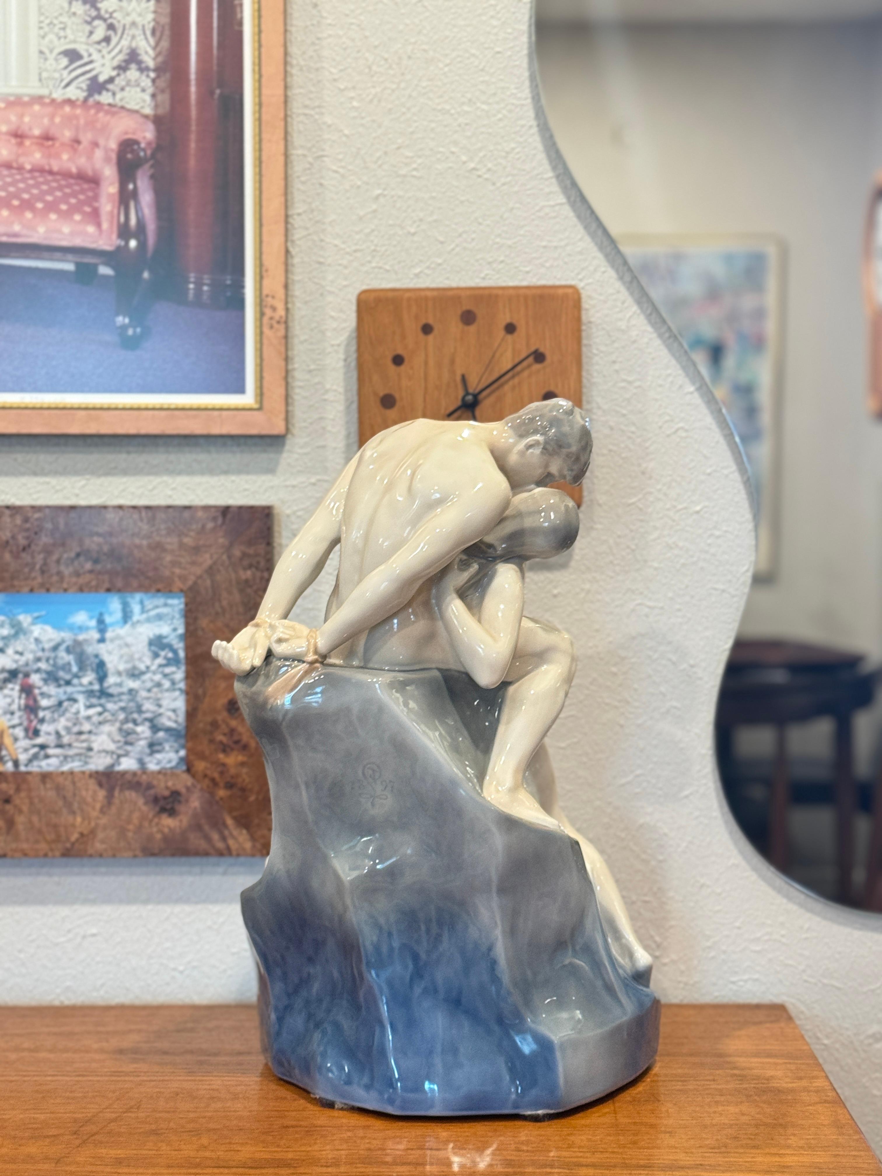Gran escultura de porcelana de una pareja besándose junto al mar de Royal Copenhagen en venta 3