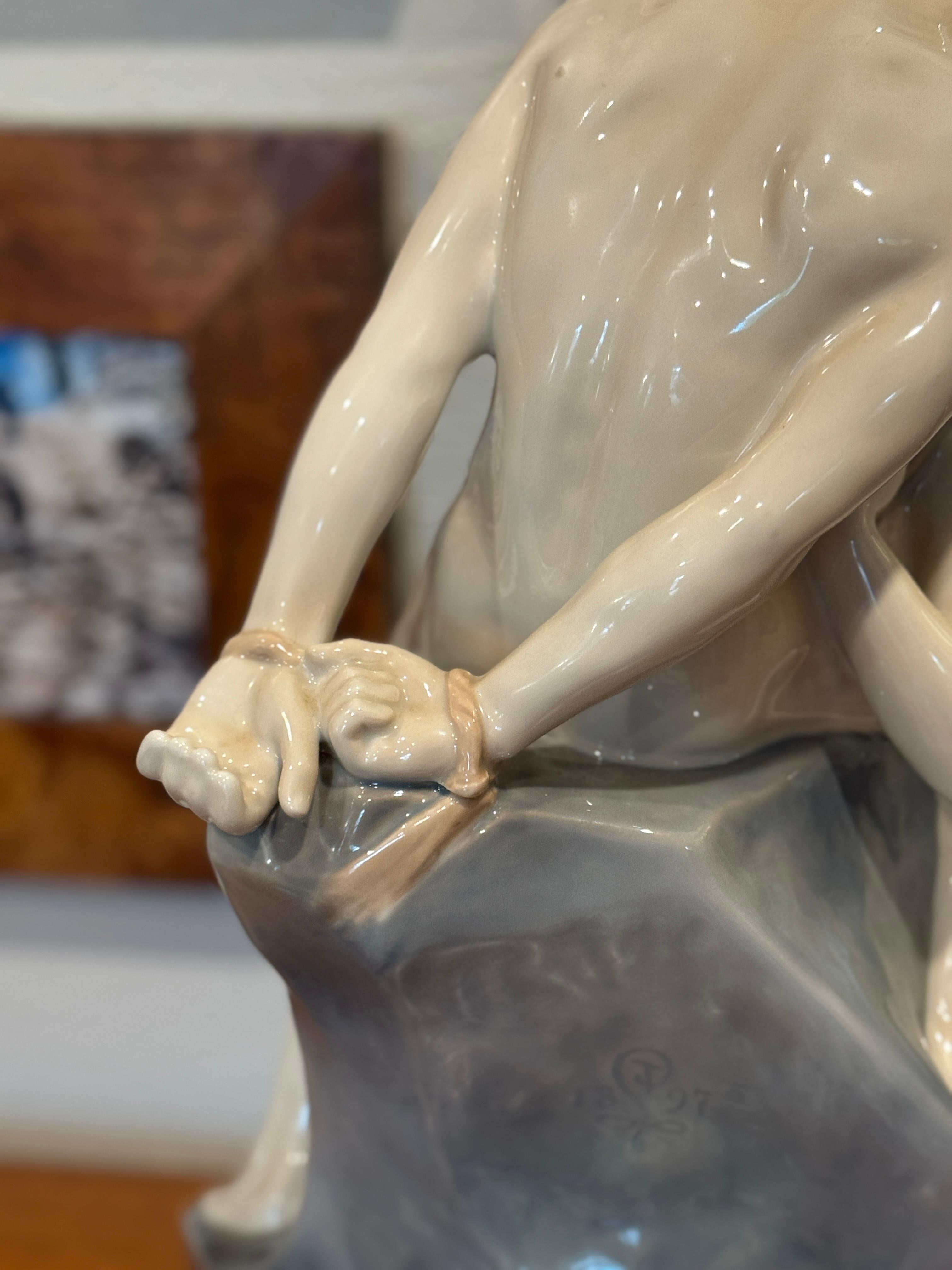 Gran escultura de porcelana de una pareja besándose junto al mar de Royal Copenhagen en venta 4