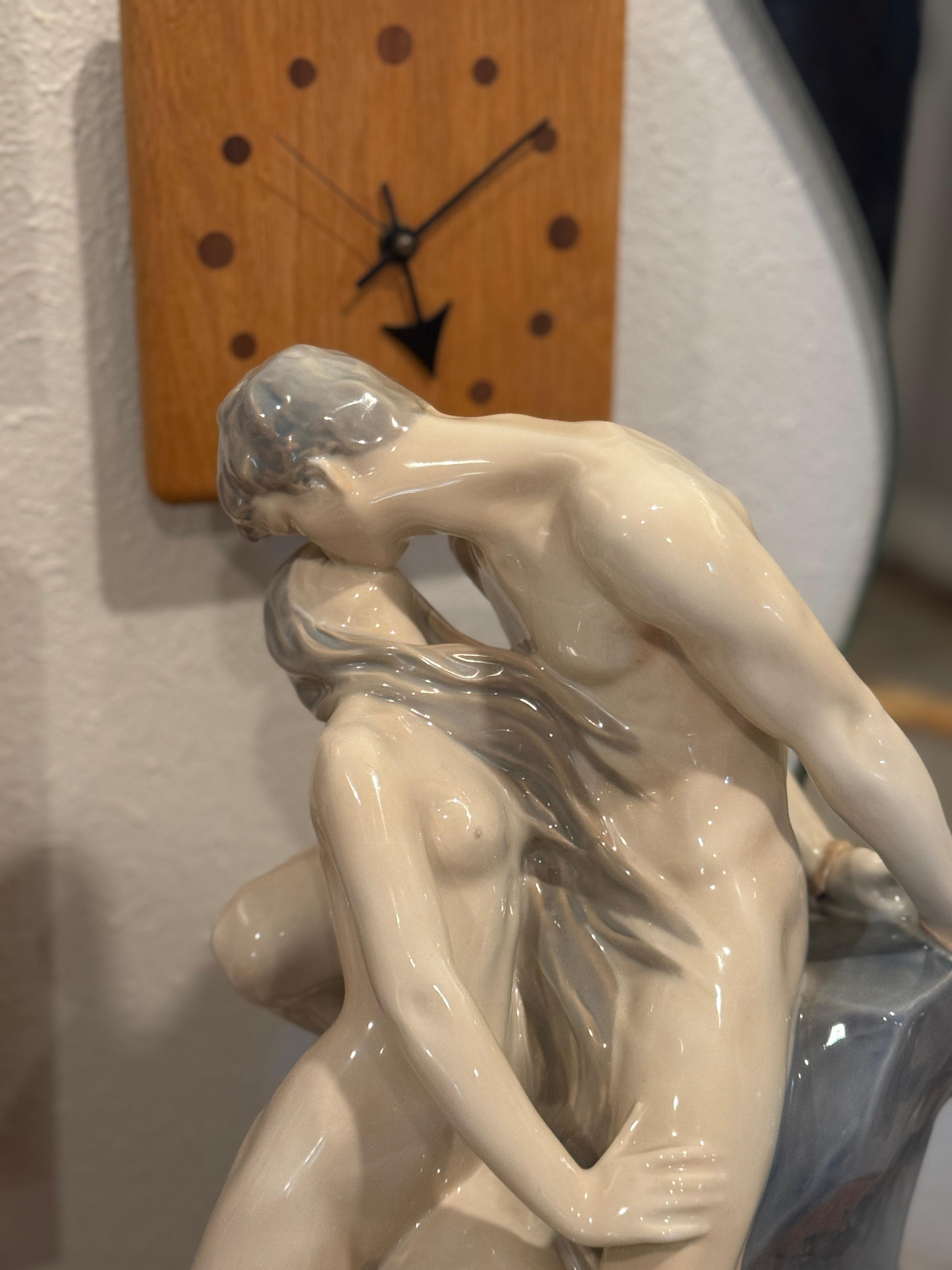 Gran escultura de porcelana de una pareja besándose junto al mar de Royal Copenhagen en venta 5