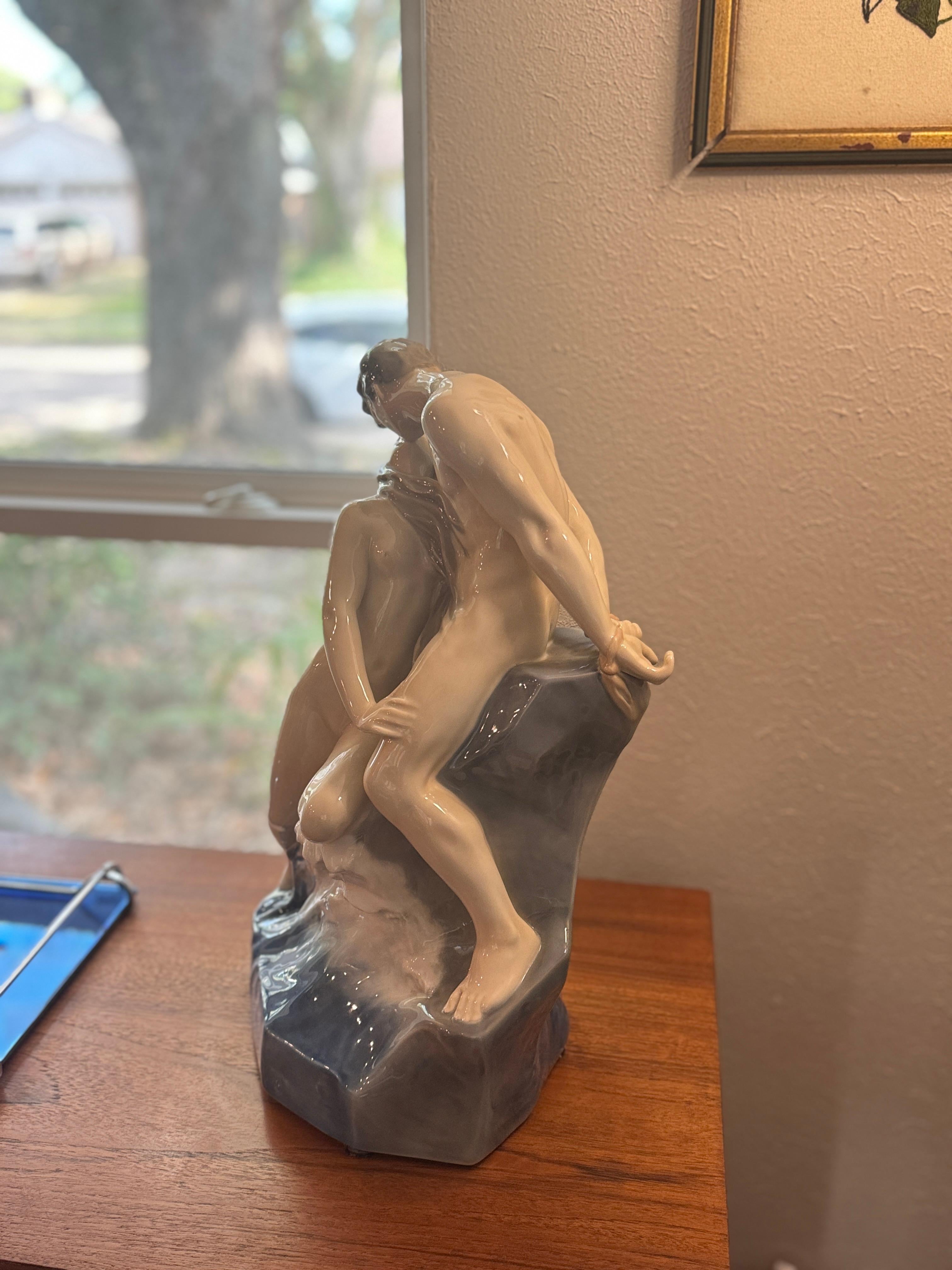 Gran escultura de porcelana de una pareja besándose junto al mar de Royal Copenhagen en venta 6
