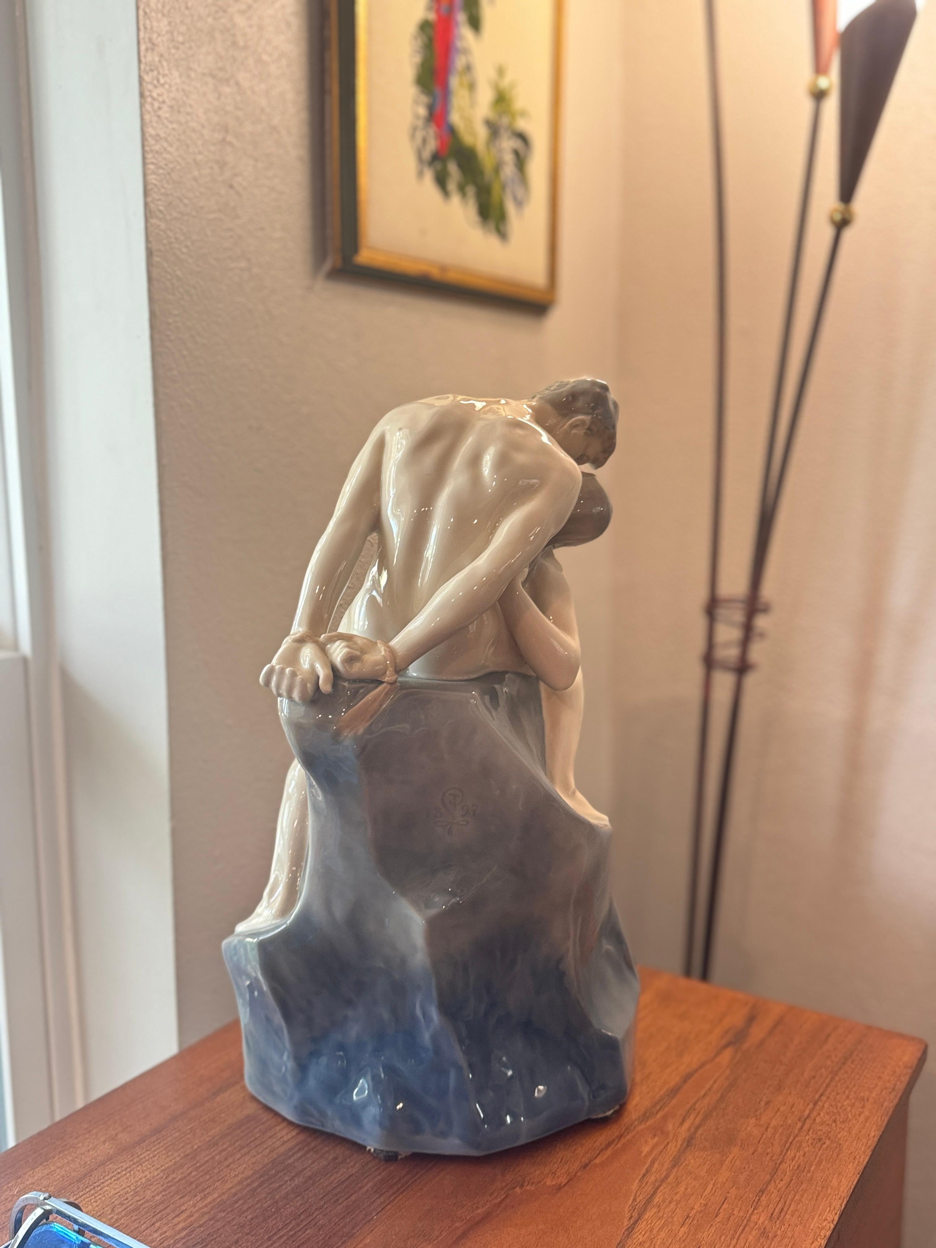 Gran escultura de porcelana de una pareja besándose junto al mar de Royal Copenhagen en venta 7