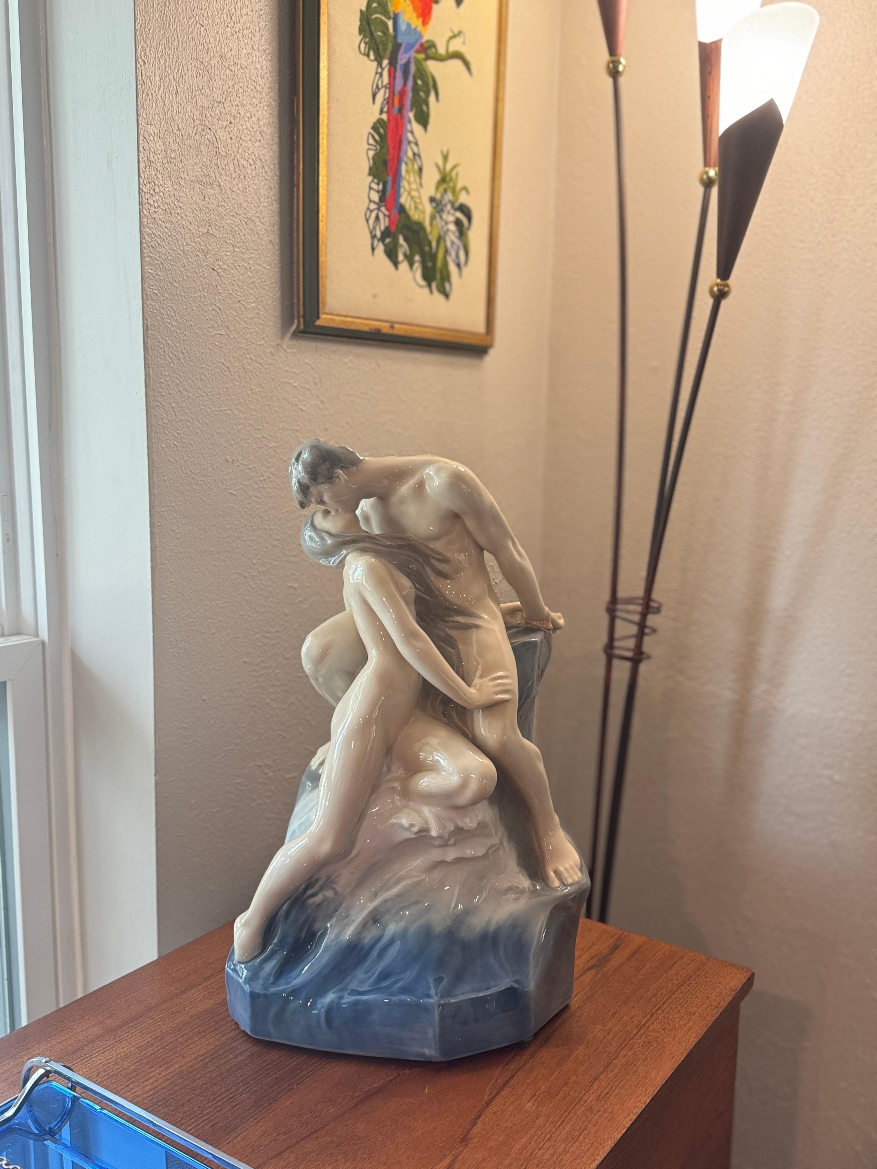 Gran escultura de porcelana de una pareja besándose junto al mar de Royal Copenhagen en venta 8