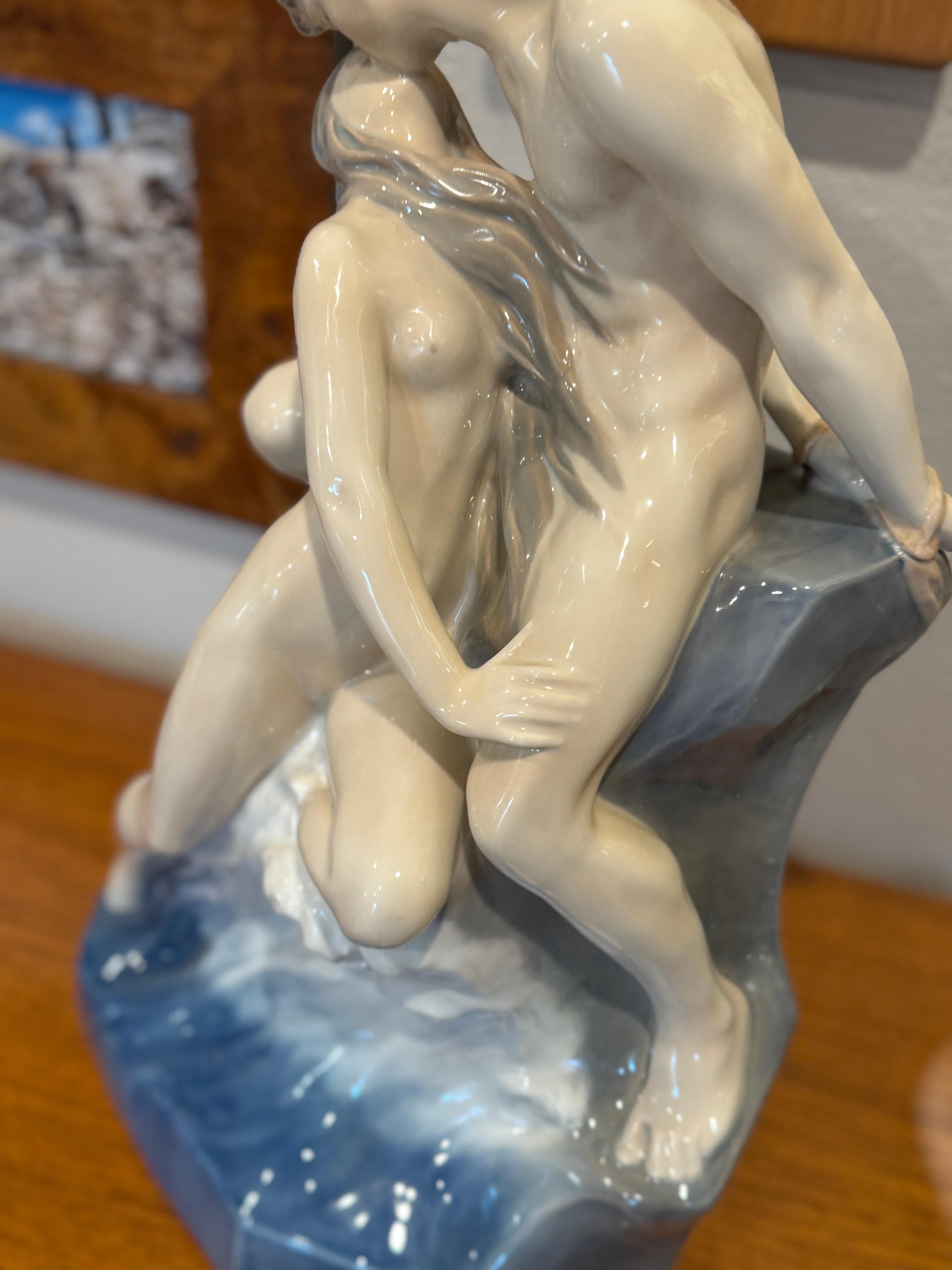 Gran escultura de porcelana de una pareja besándose junto al mar de Royal Copenhagen Provincial francés en venta