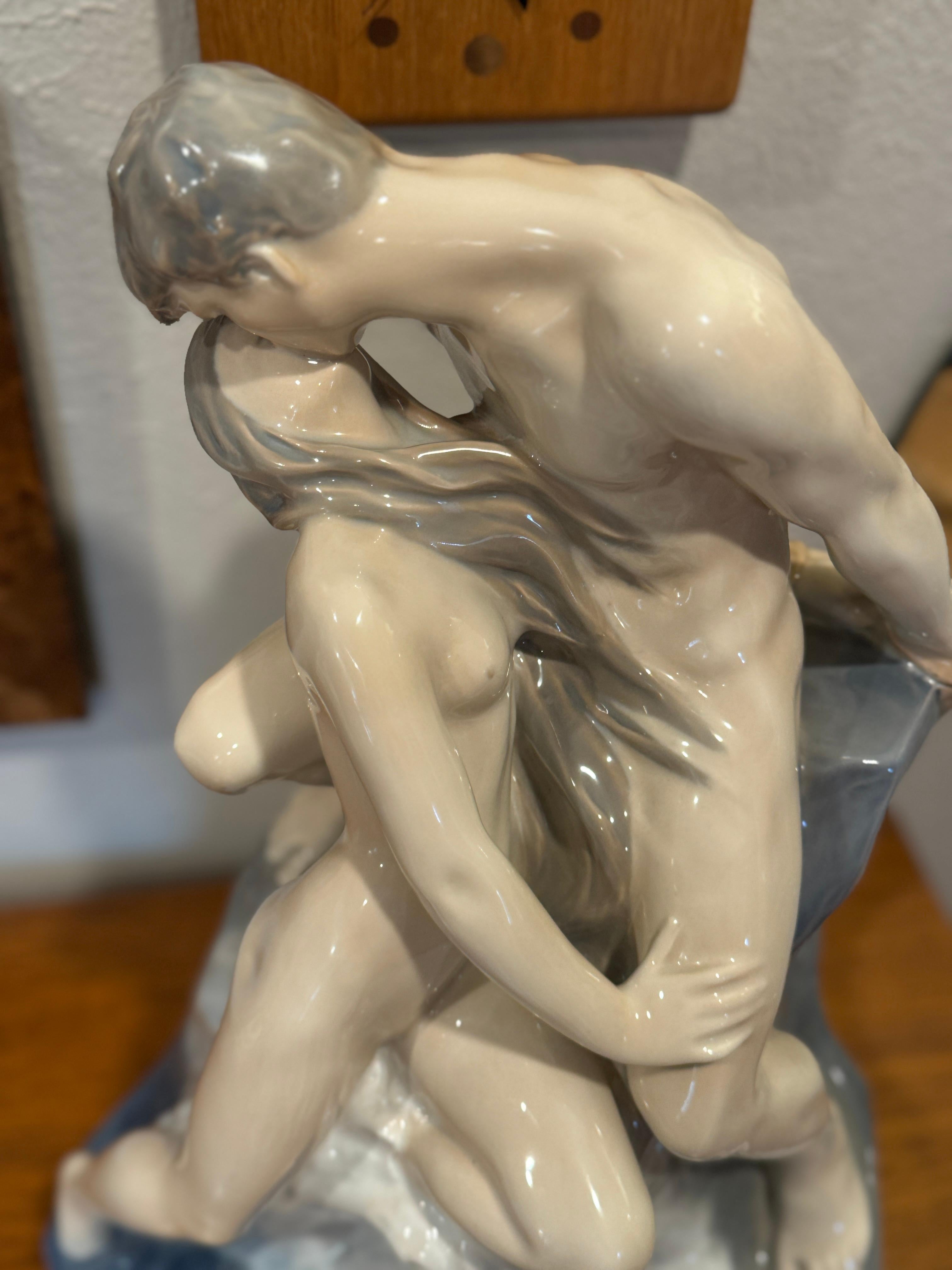 Gran escultura de porcelana de una pareja besándose junto al mar de Royal Copenhagen Europeo en venta
