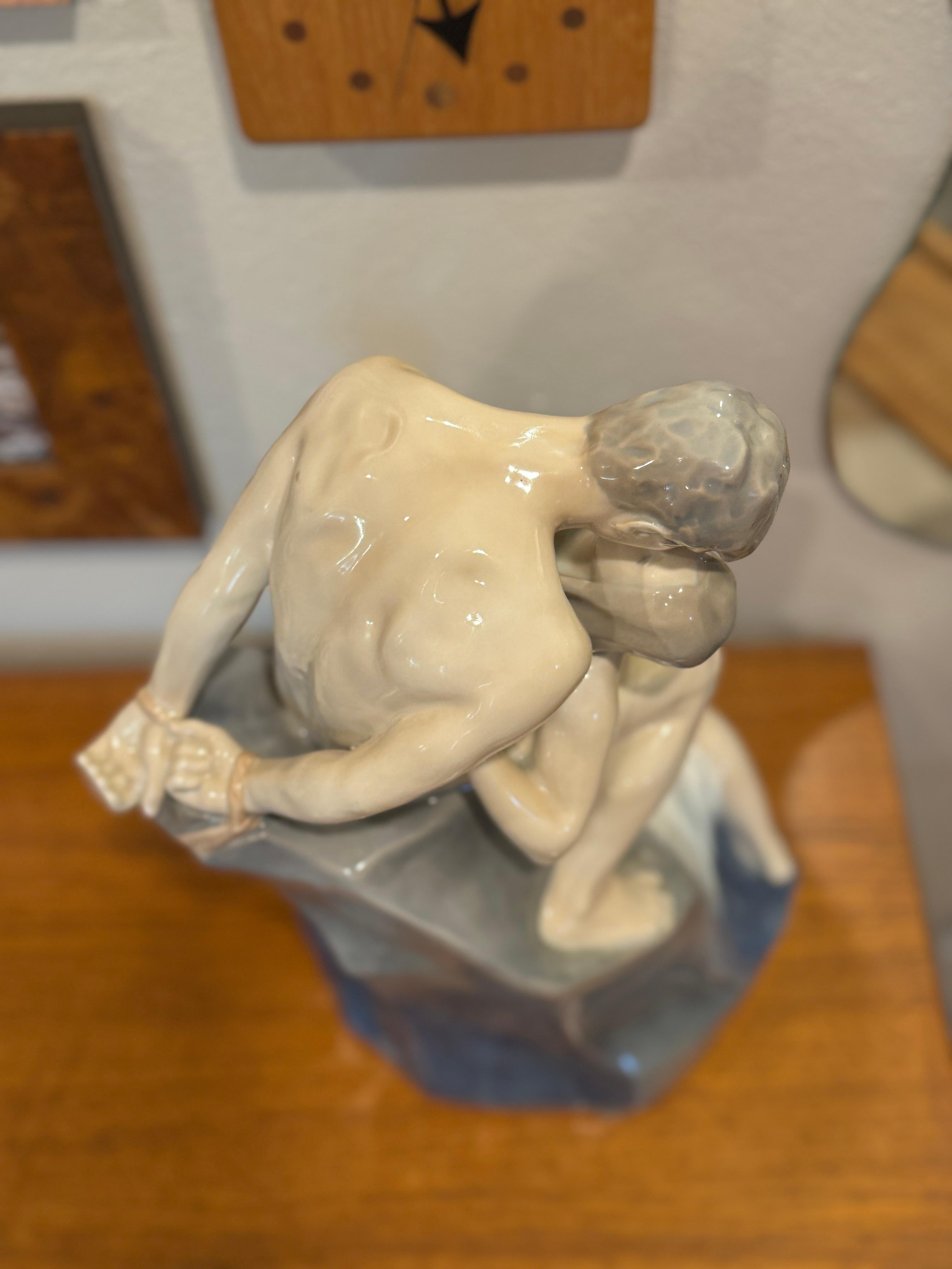 Gran escultura de porcelana de una pareja besándose junto al mar de Royal Copenhagen en Bueno estado para la venta en Houston, TX