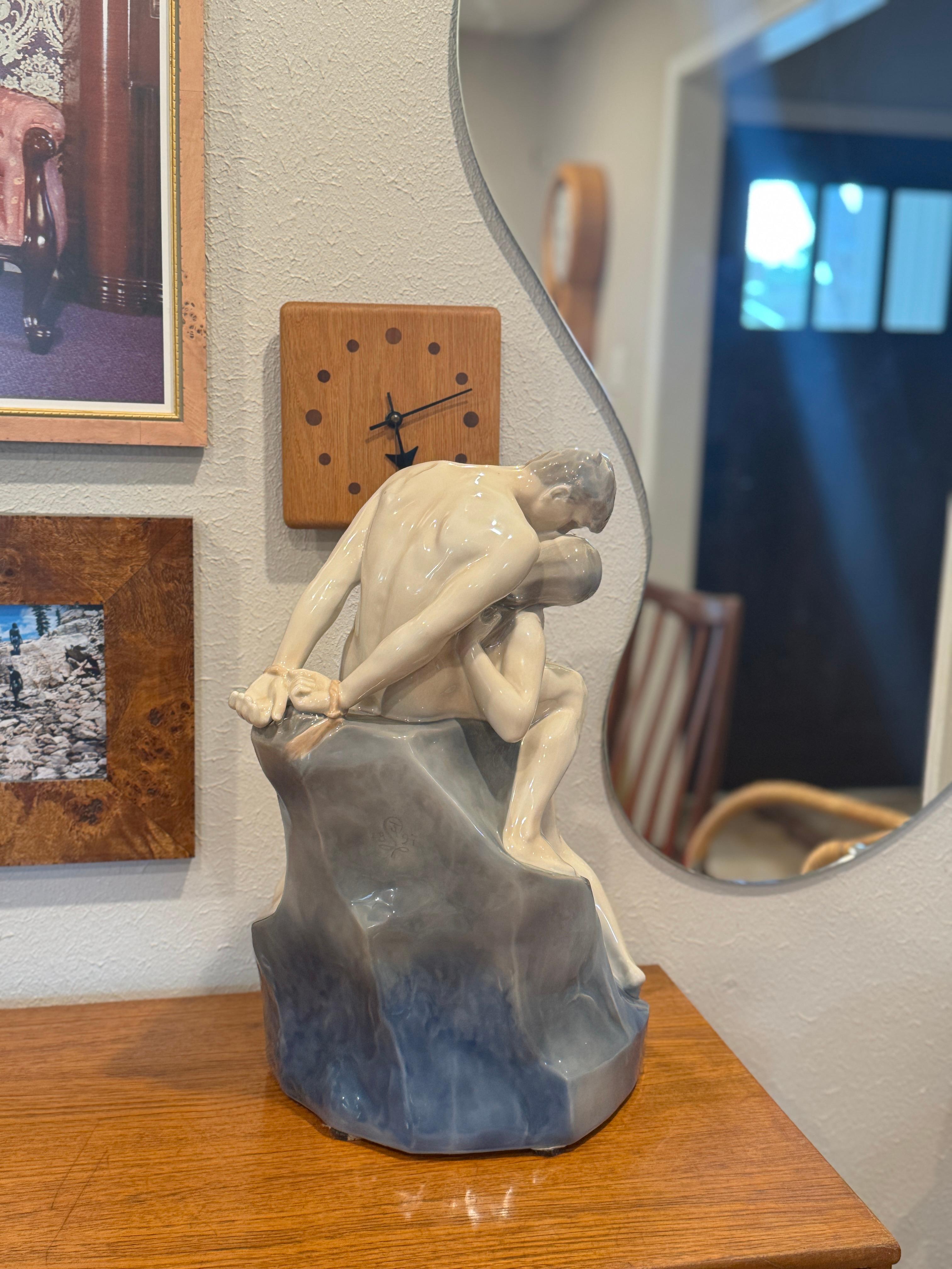Gran escultura de porcelana de una pareja besándose junto al mar de Royal Copenhagen mediados del siglo XX en venta