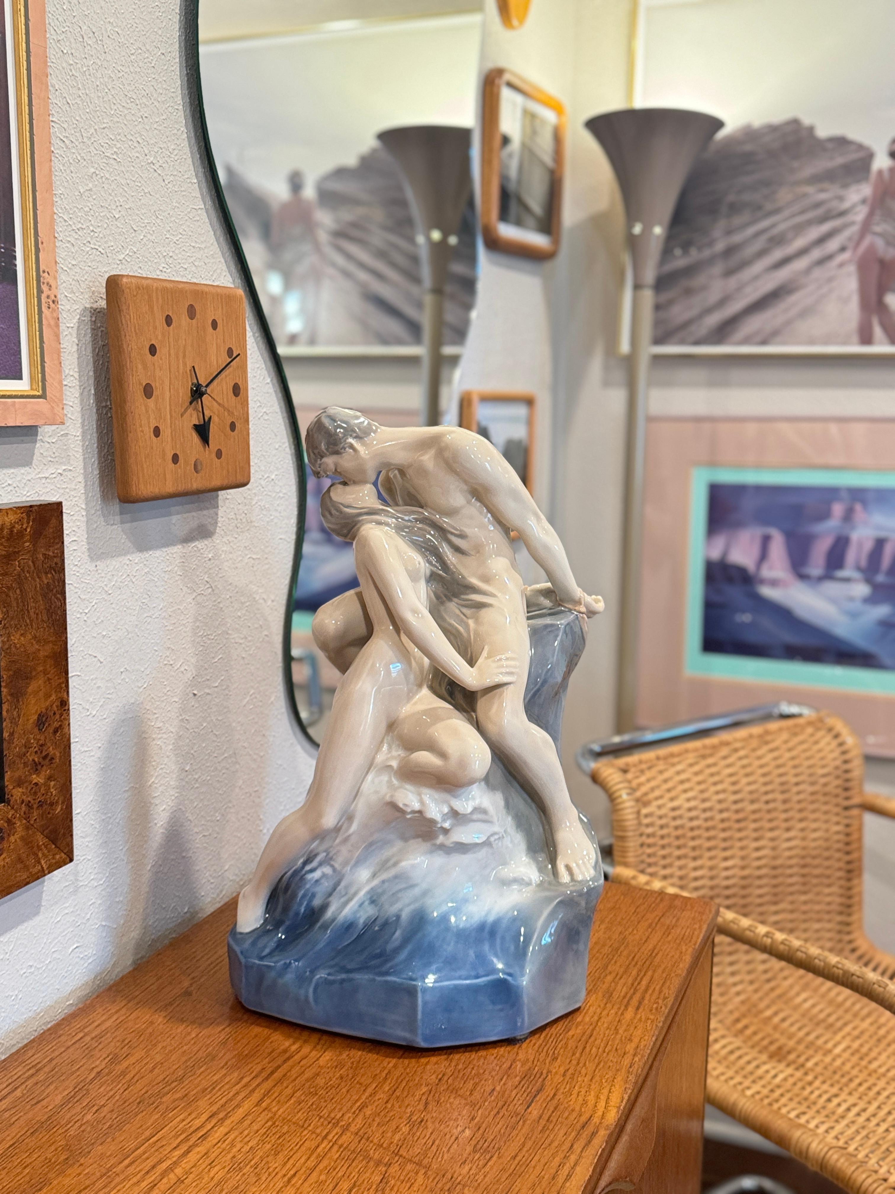 Gran escultura de porcelana de una pareja besándose junto al mar de Royal Copenhagen en venta 1